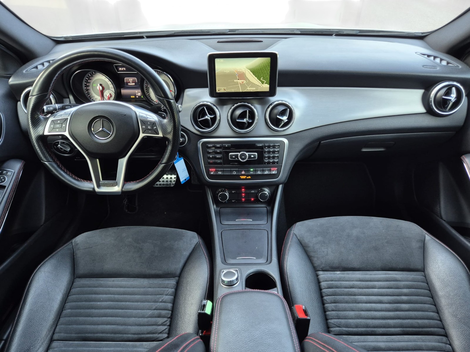 MERCEDES-BENZ GLA 250 AMG Line 4Matic 7G-DCT-image-9