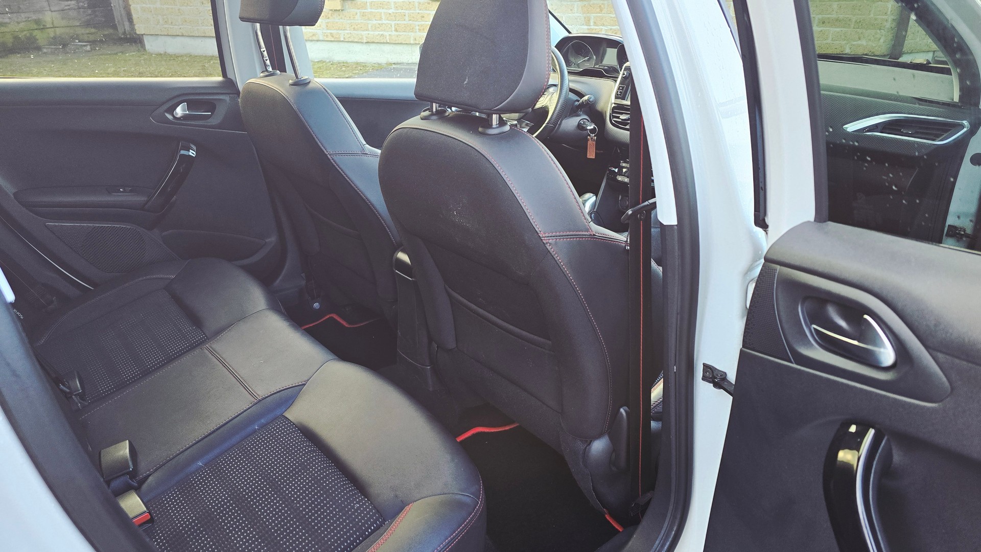 PEUGEOT 208 1.2 THP Allure Gt line-image-14