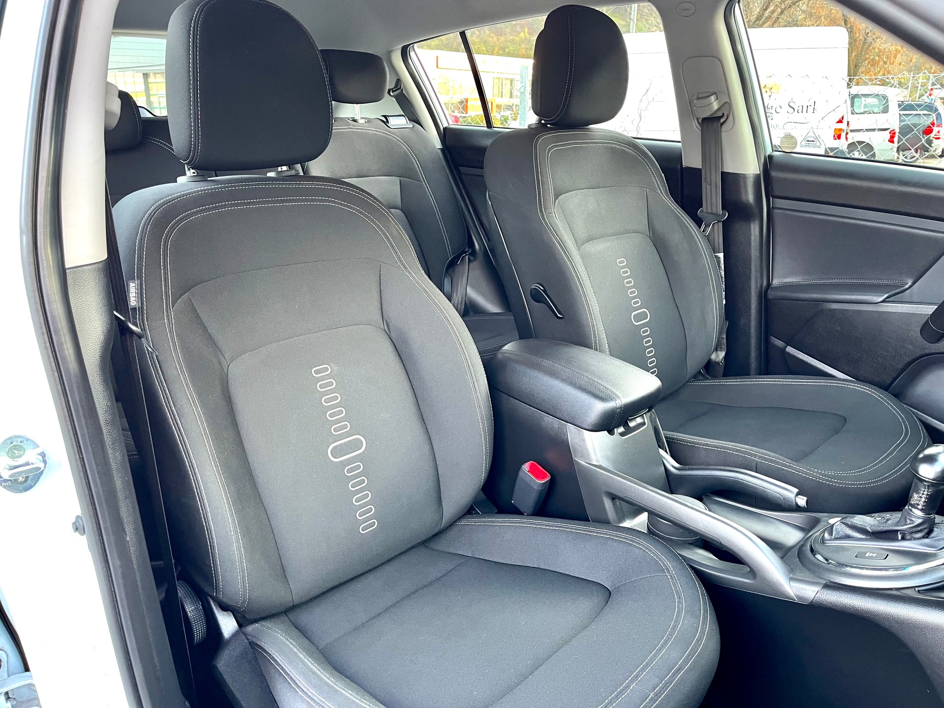 KIA Sportage 2.0 CRDi Trend 4WD Automatic-image-16