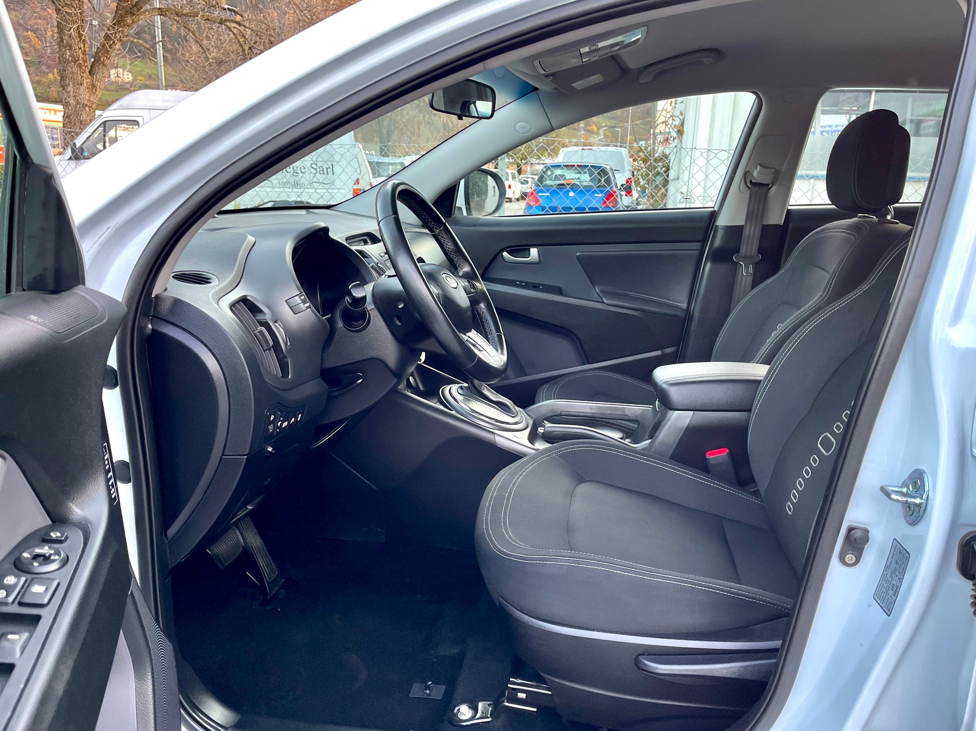 KIA Sportage 2.0 CRDi Trend 4WD Automatic-image-8