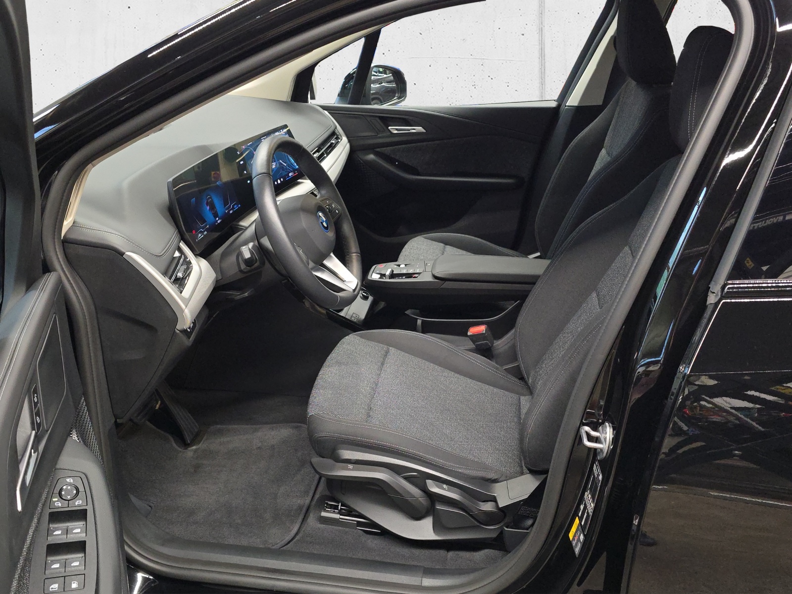 BMW 230e xDrive Act. Tourer-image-9