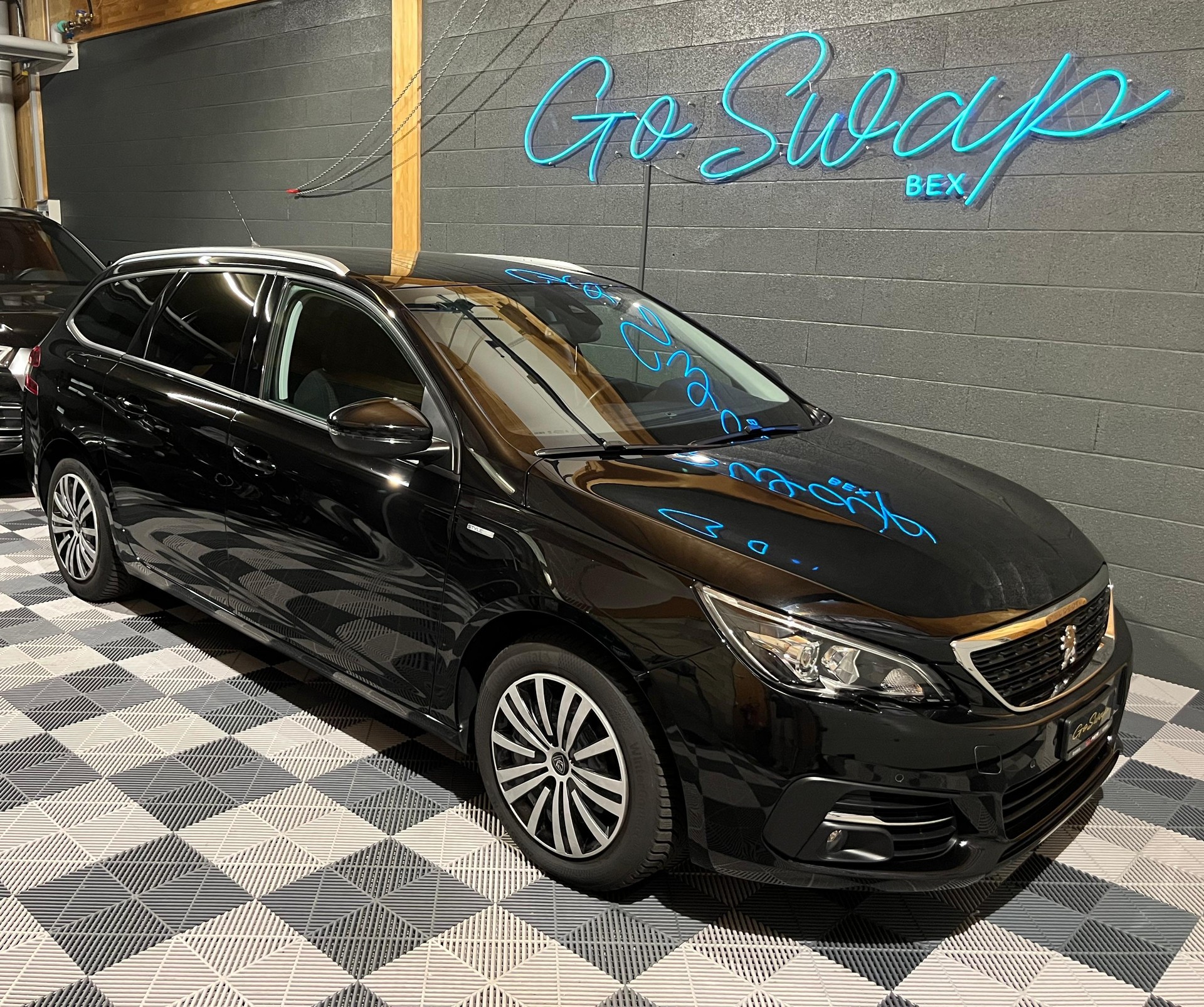 PEUGEOT 308 SW 1.2i Style EAT8-image-0