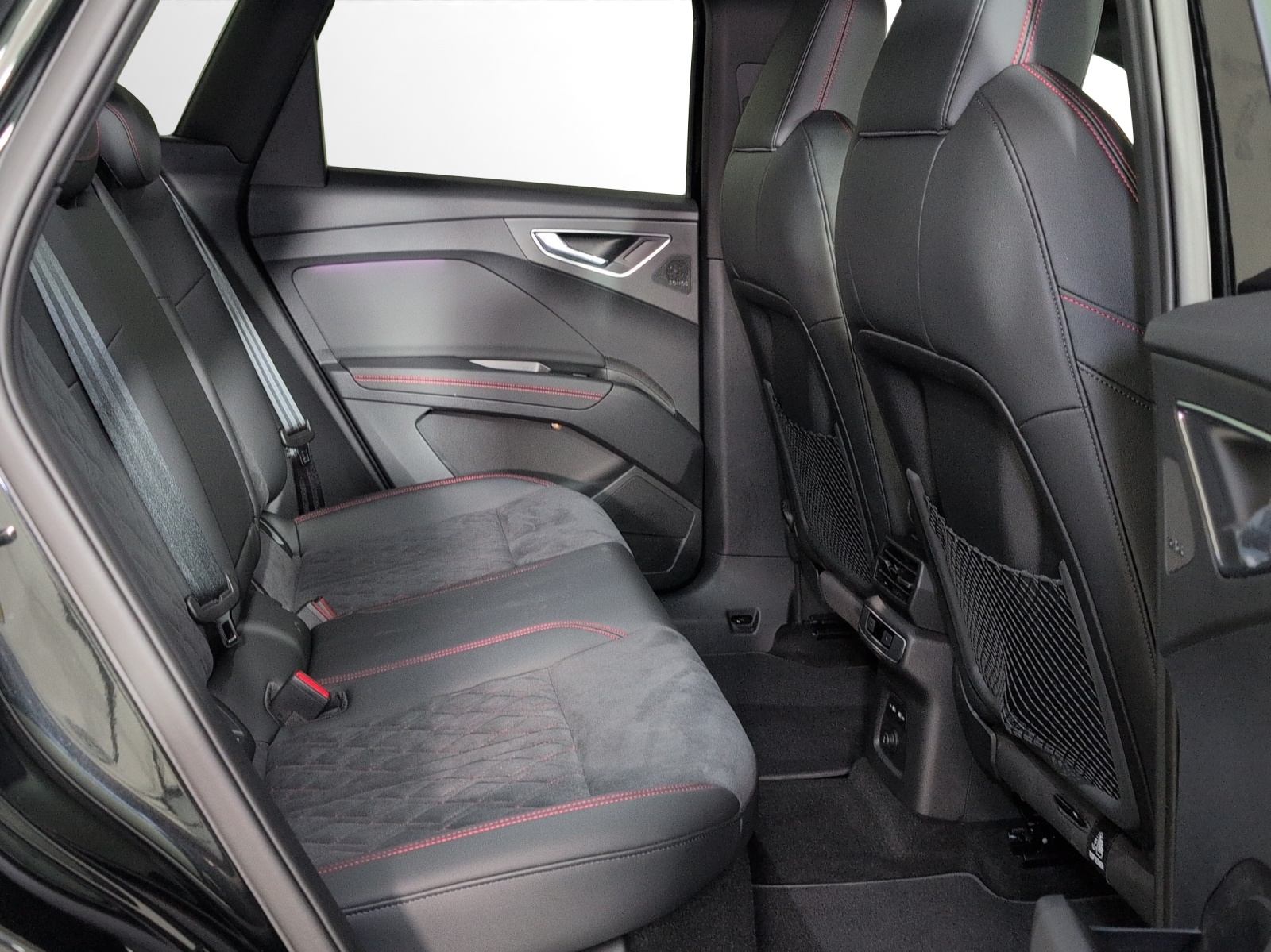 AUDI Q4 e-tron 45 Edition Swiss Ski quattro-image-8