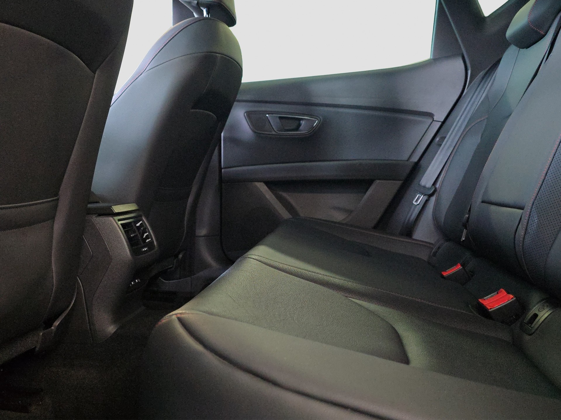 SEAT Leon 2.0 TSI FR DSG-image-14