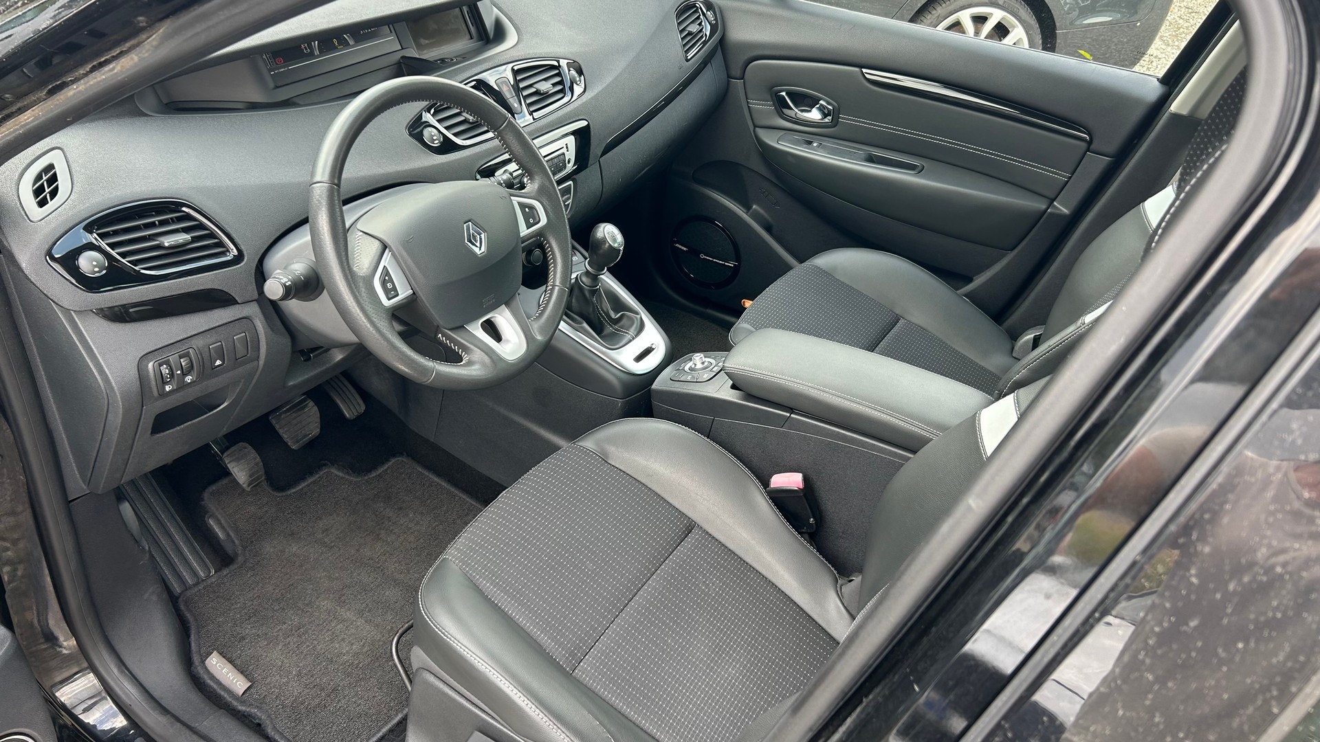 RENAULT Scénic 1.4 16V Turbo Bose-image-1