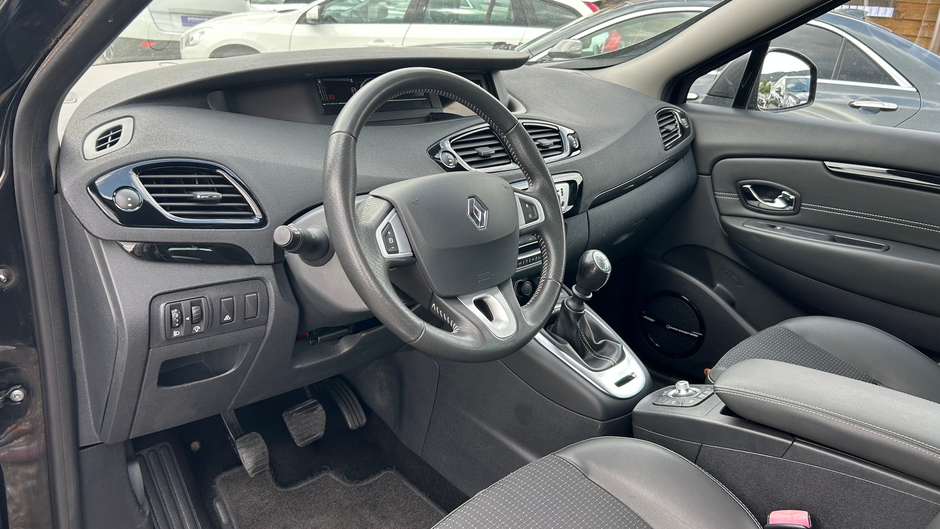 RENAULT Scénic 1.4 16V Turbo Bose-image-2