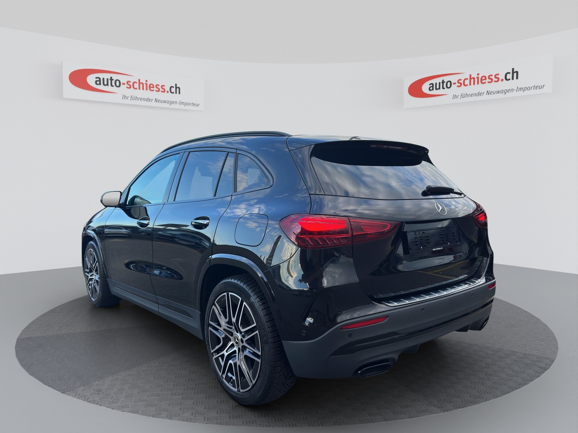 MERCEDES-BENZ GLA 220d 4Matic 8G-DCT AMG Line Night-image-3