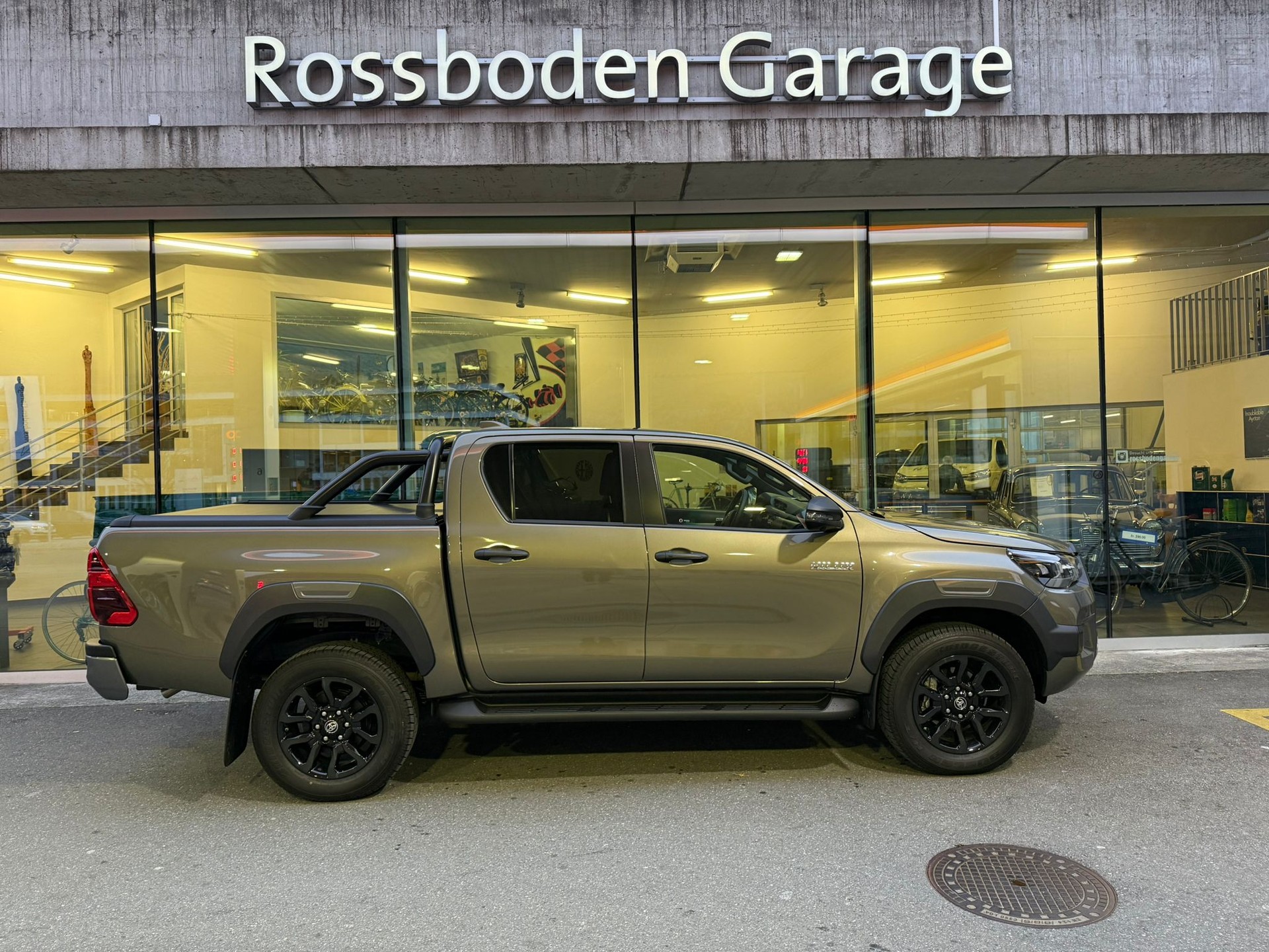 TOYOTA Hilux 2.8d MHEV Invincible Double Cab 4x4-image-1