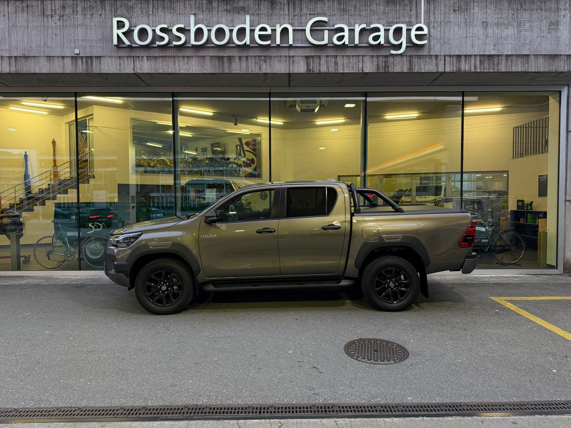 TOYOTA Hilux 2.8d MHEV Invincible Double Cab 4x4-image-0