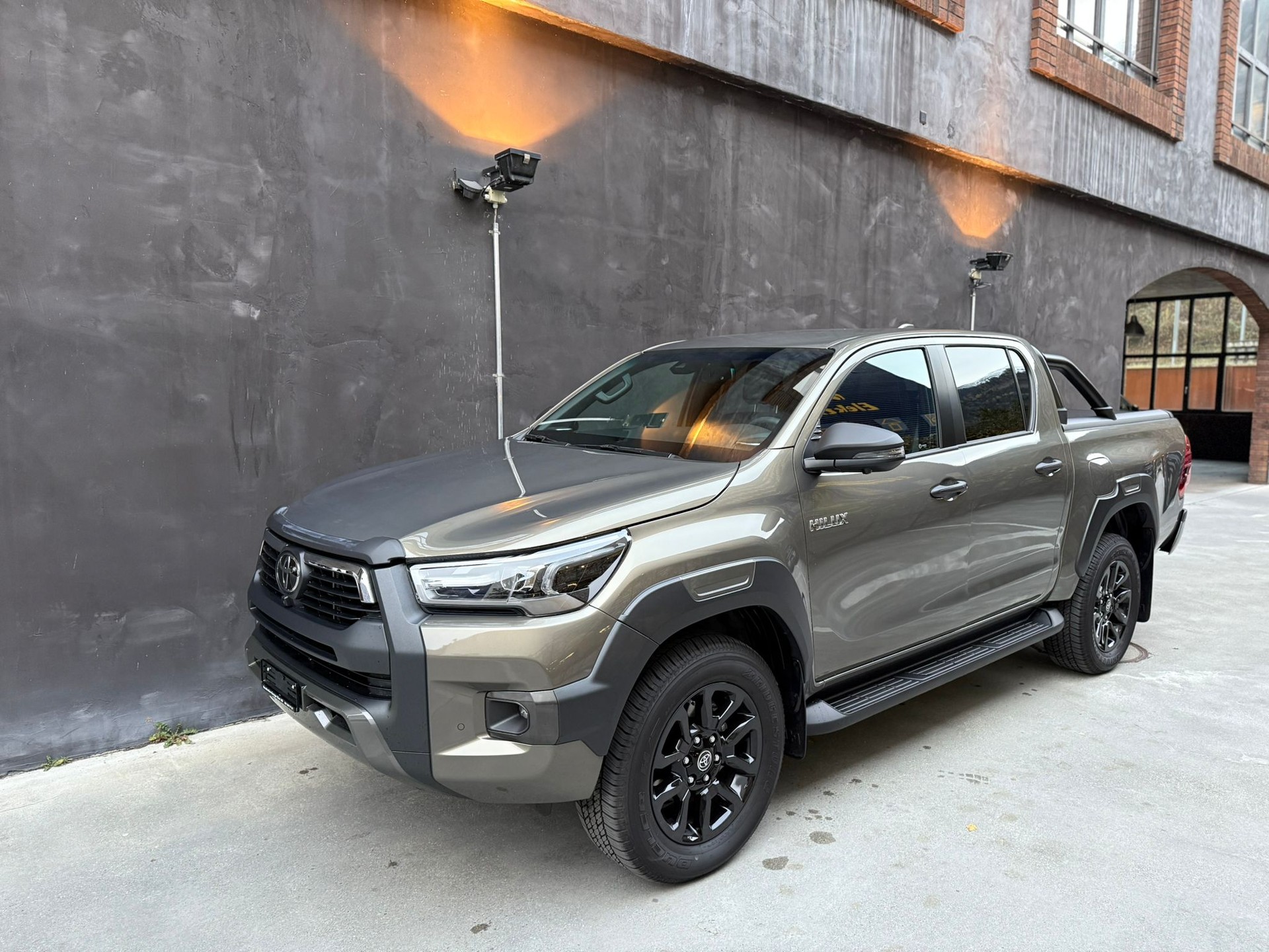 TOYOTA Hilux 2.8d MHEV Invincible Double Cab 4x4-image-2
