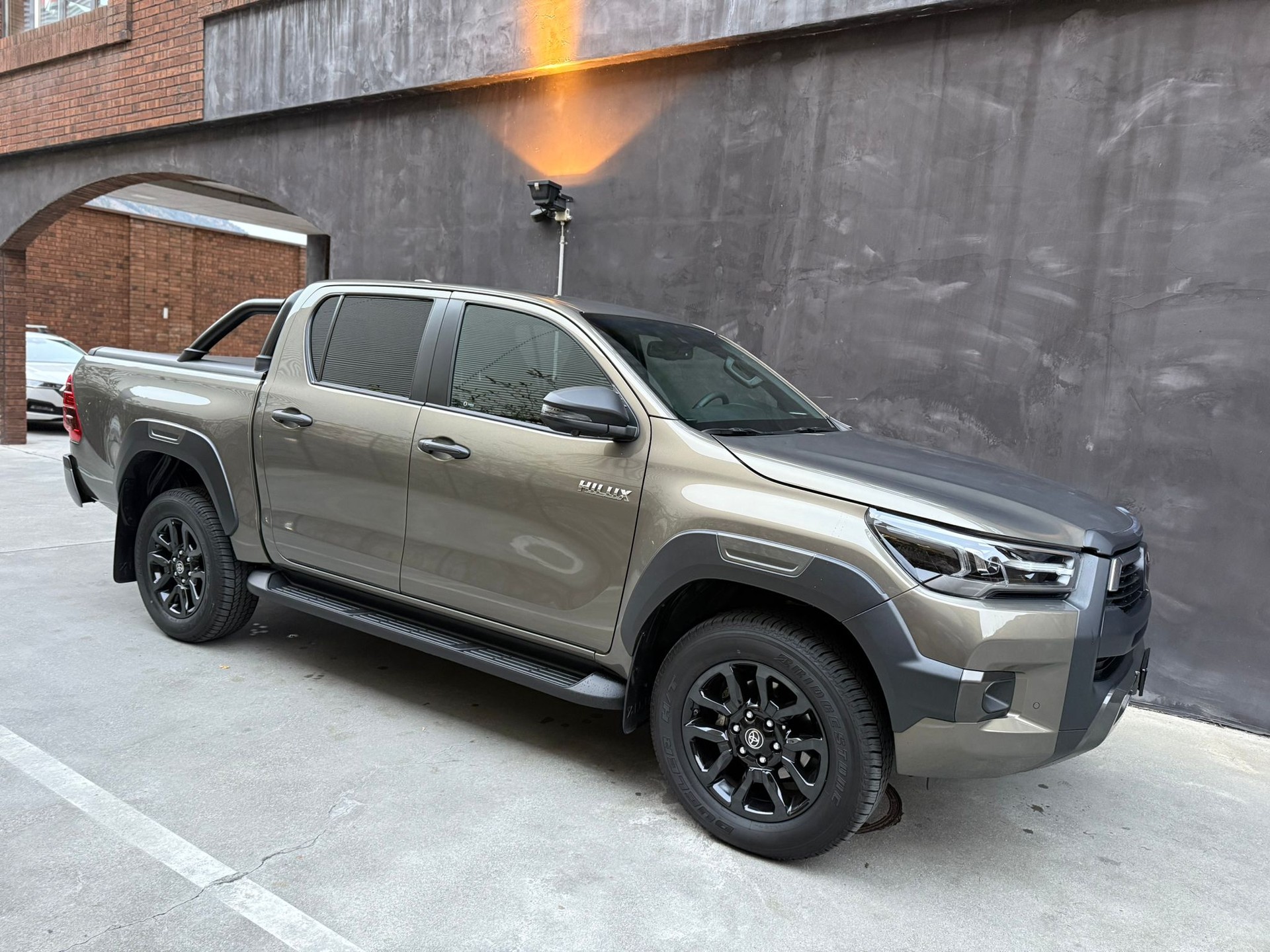 TOYOTA Hilux 2.8d MHEV Invincible Double Cab 4x4-image-3