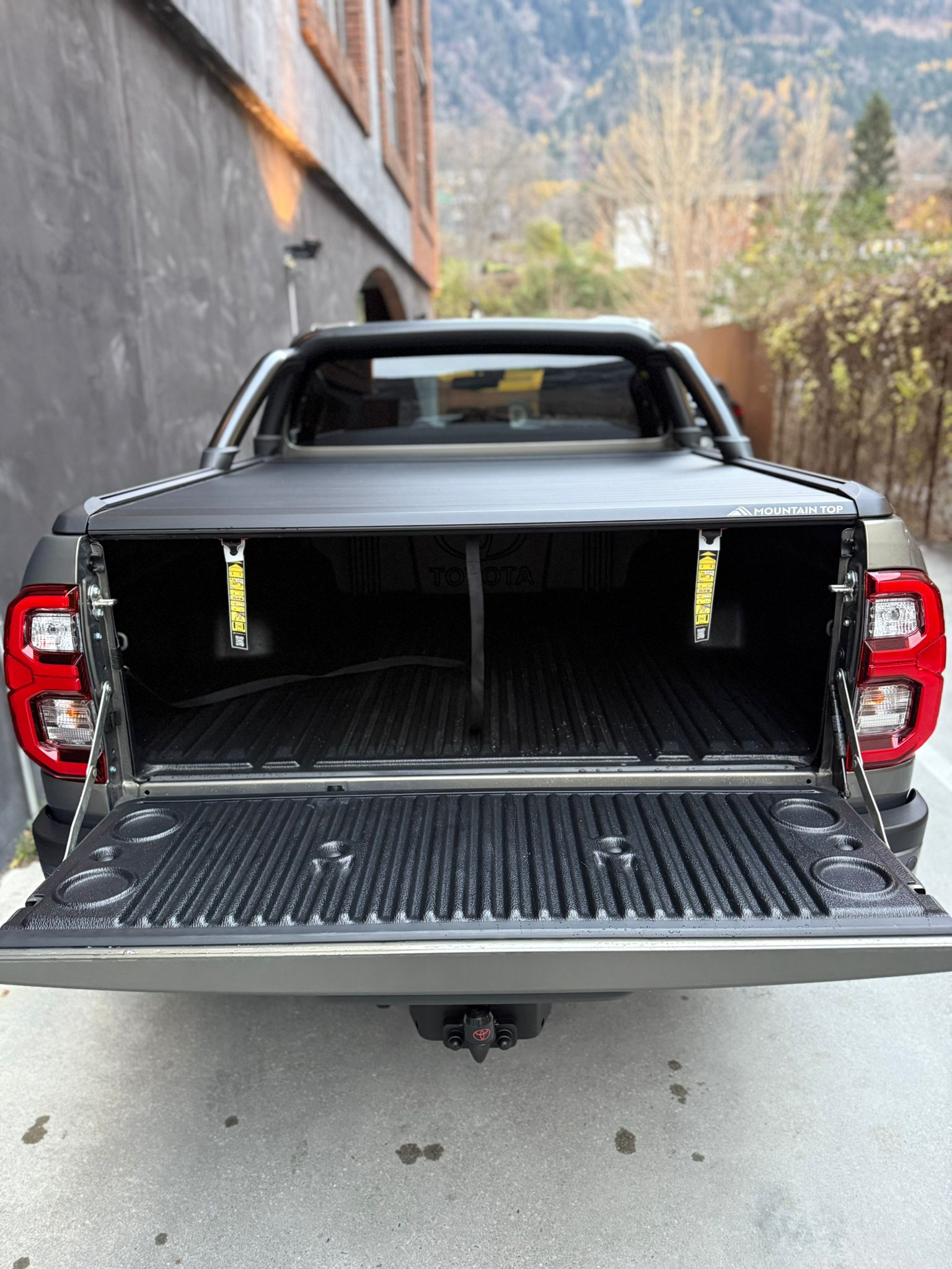 TOYOTA Hilux 2.8d MHEV Invincible Double Cab 4x4-image-9