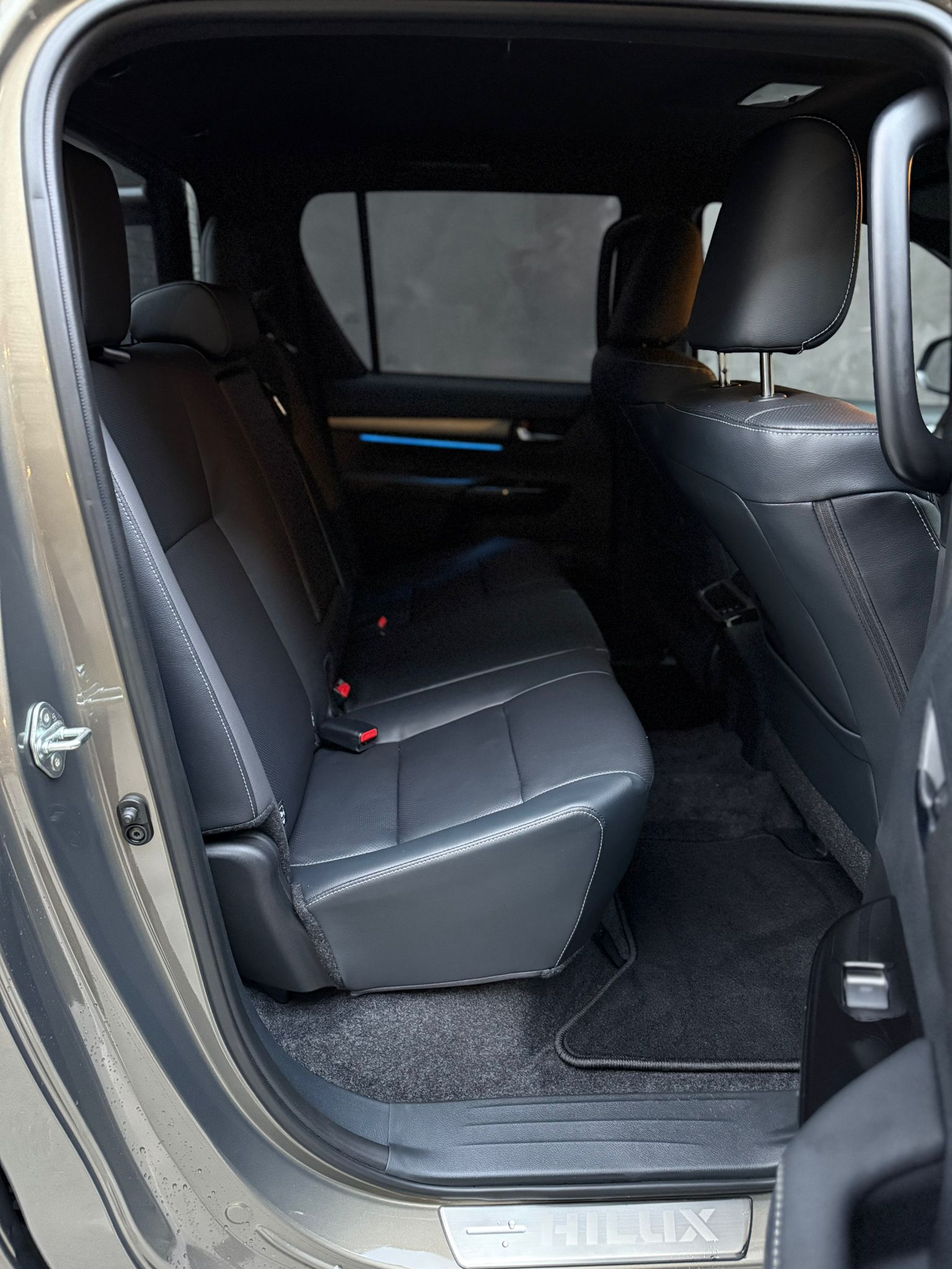 TOYOTA Hilux 2.8d MHEV Invincible Double Cab 4x4-image-11