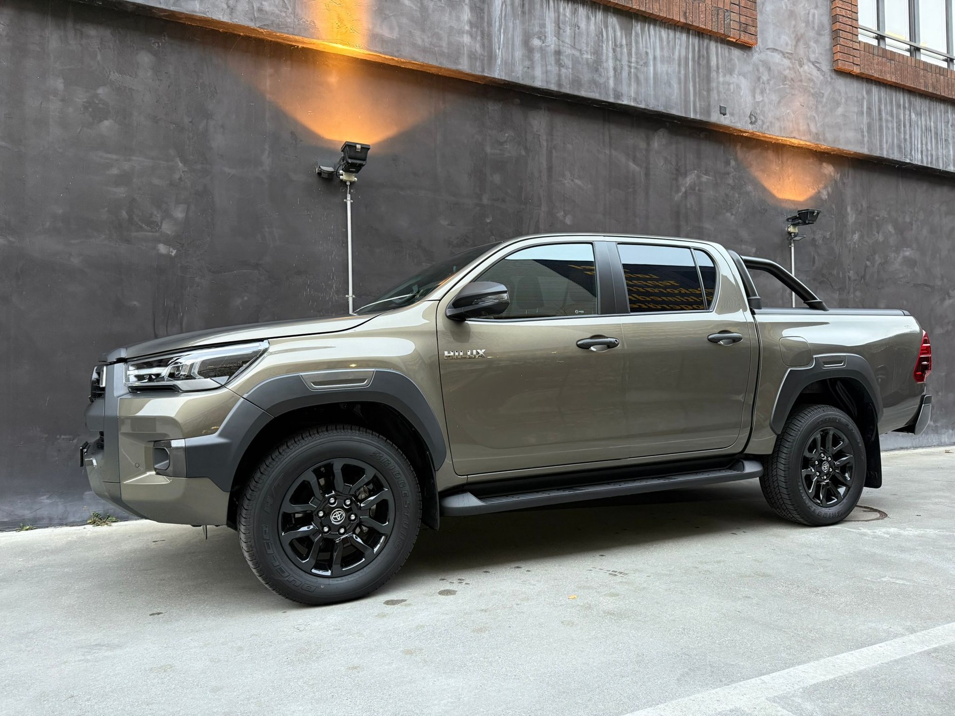 TOYOTA Hilux 2.8d MHEV Invincible Double Cab 4x4-image-4