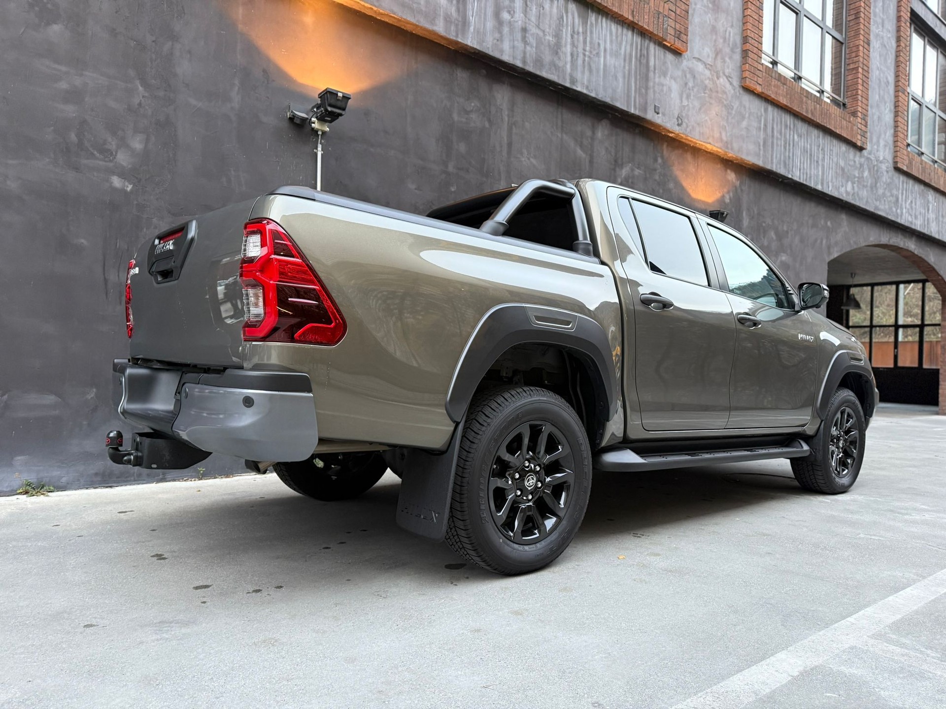 TOYOTA Hilux 2.8d MHEV Invincible Double Cab 4x4-image-6