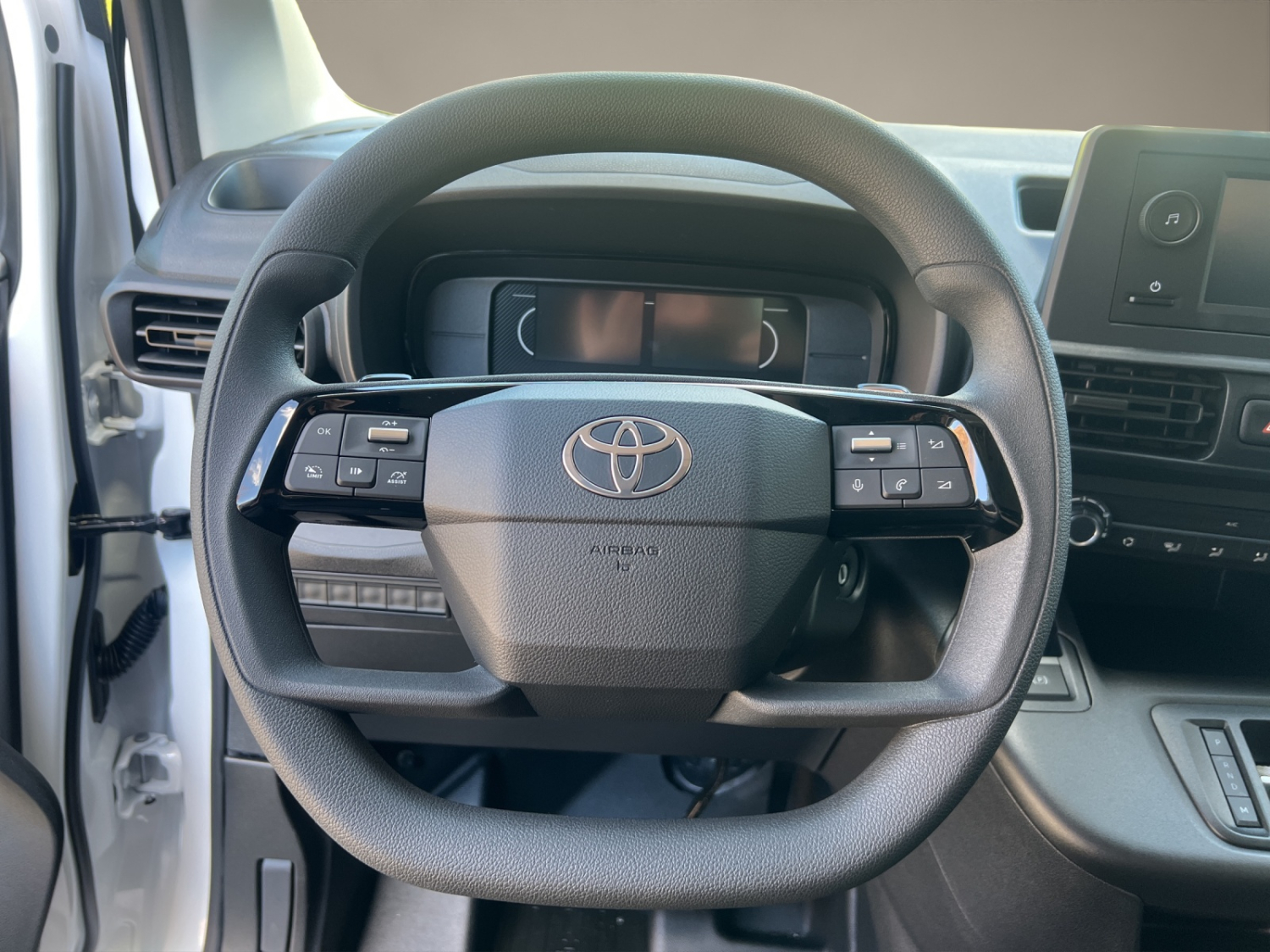 TOYOTA PROACE CITY Van L1 1.5 D Active-image-11