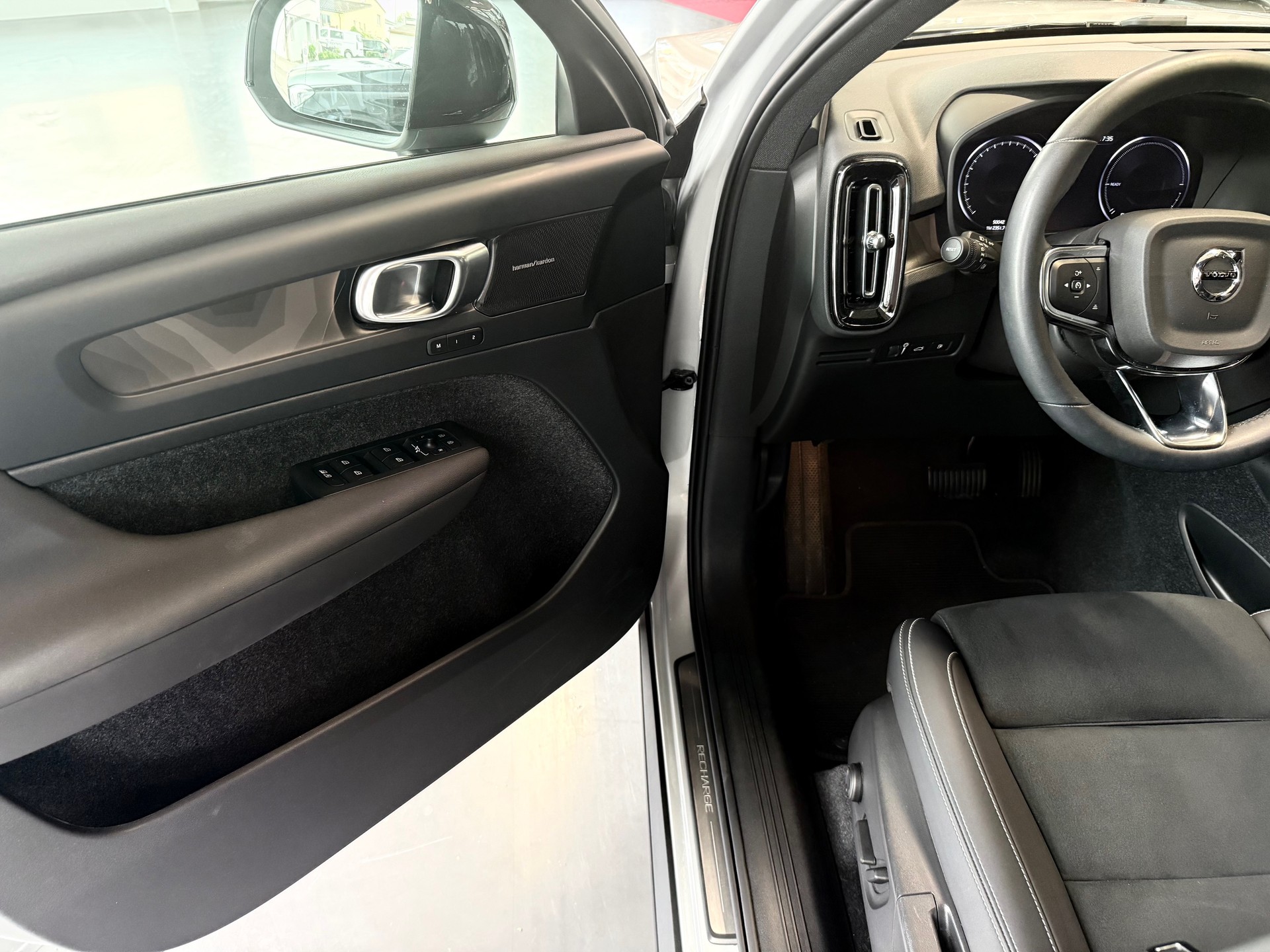 VOLVO XC40 T4 PHEV Ultimate Bright DCT-image-9
