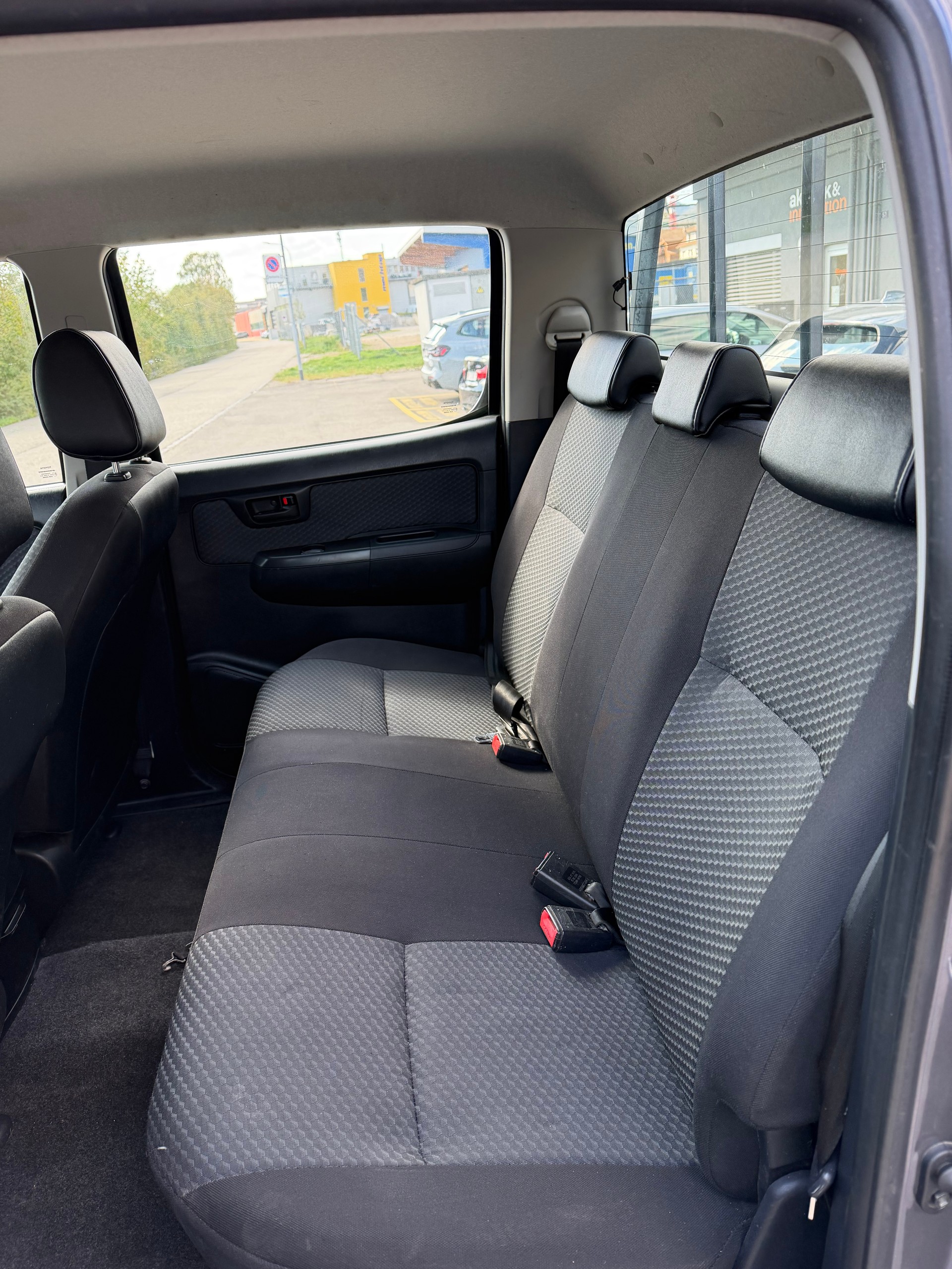 TOYOTA Hilux 2.5D 4WD Double Cab Luna-image-9