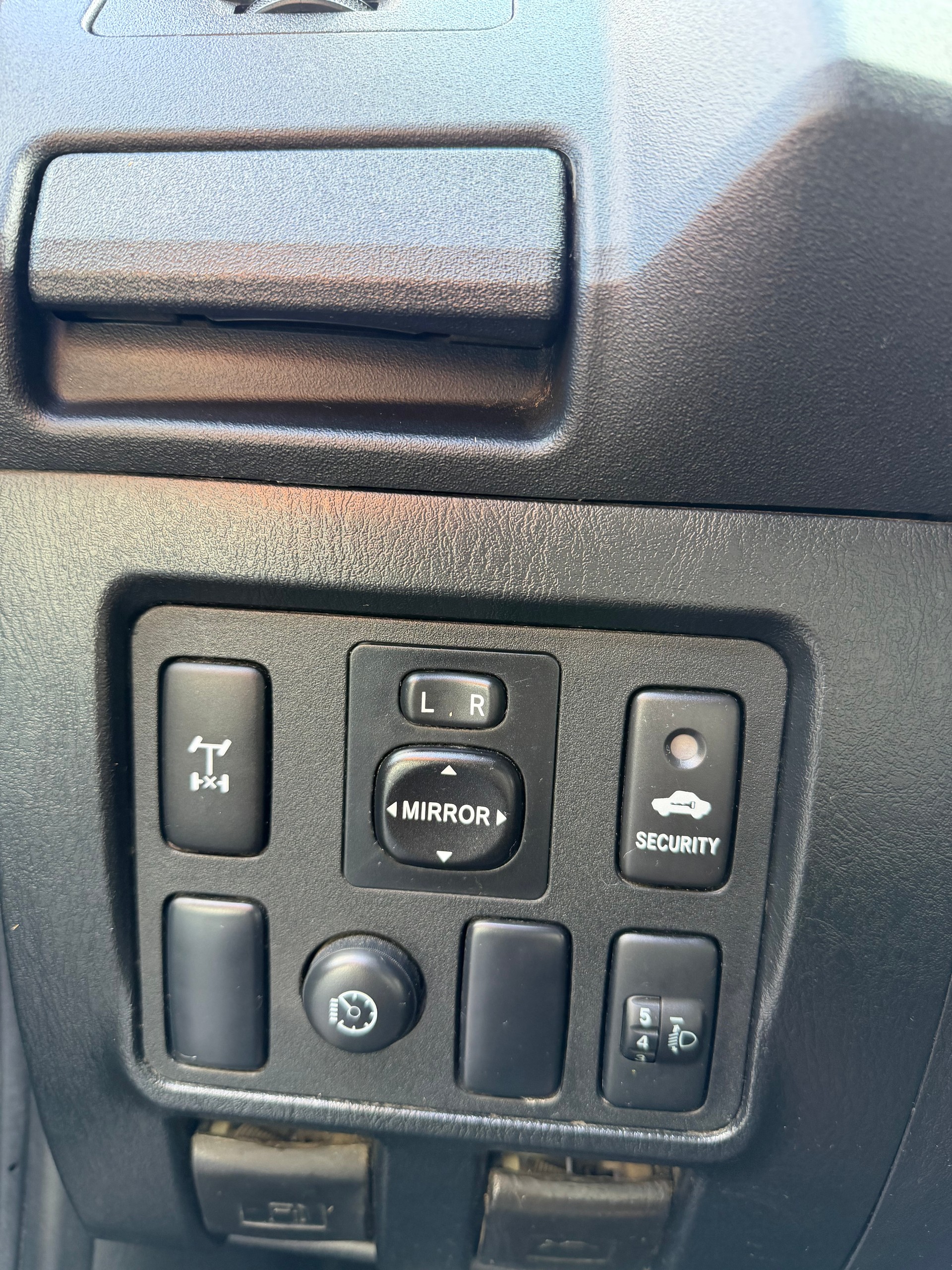 TOYOTA Hilux 2.5D 4WD Double Cab Luna-image-13