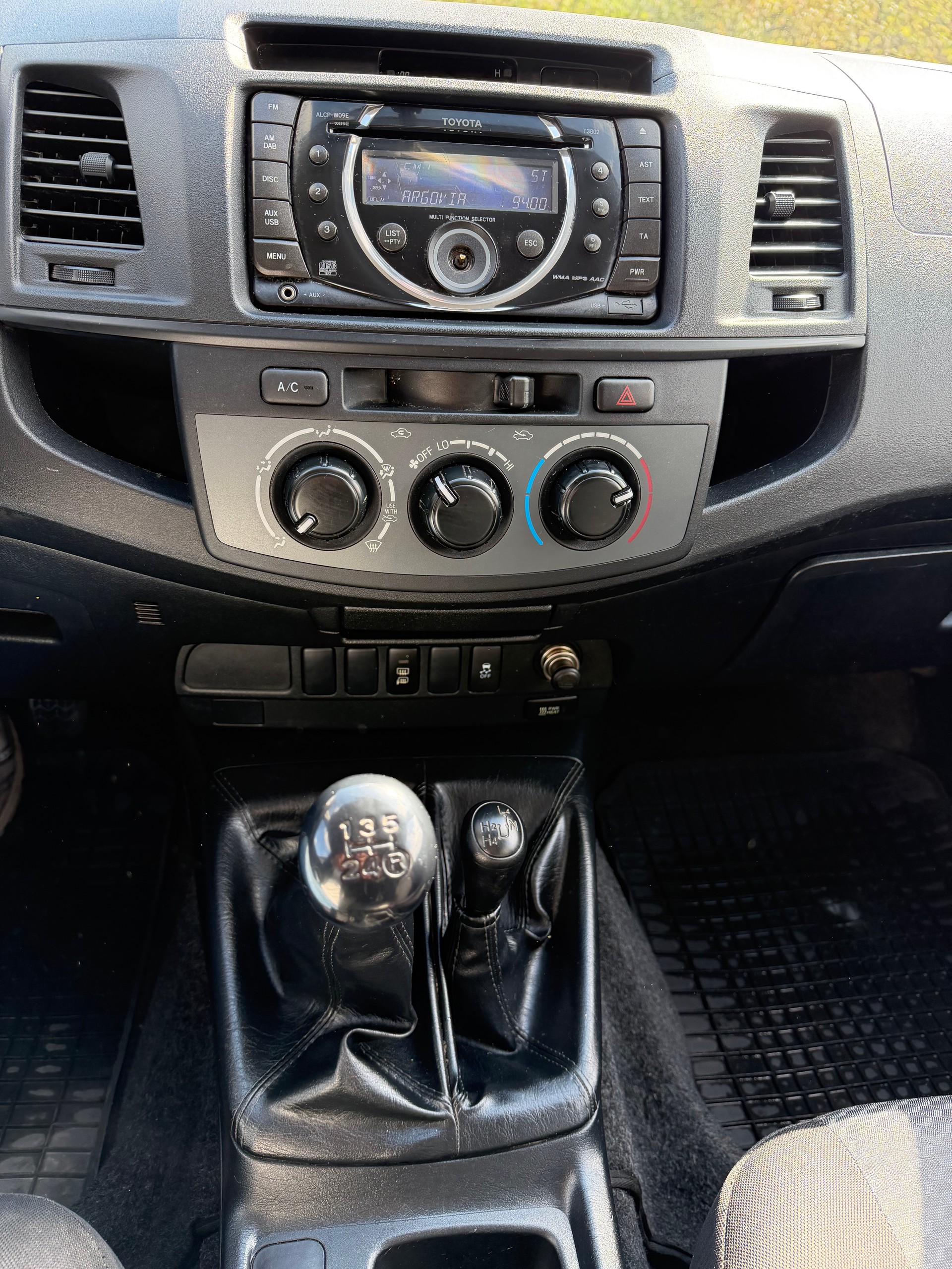 TOYOTA Hilux 2.5D 4WD Double Cab Luna-image-14