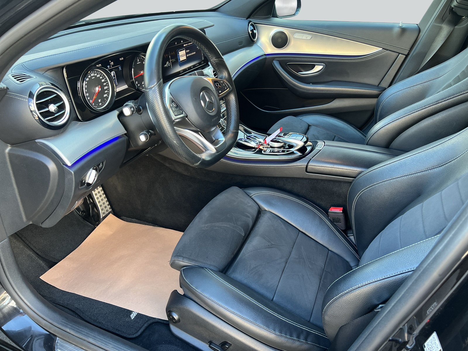 MERCEDES-BENZ E 220 d Swiss Star AMG Line 4Matic 9G-Tronic-image-8
