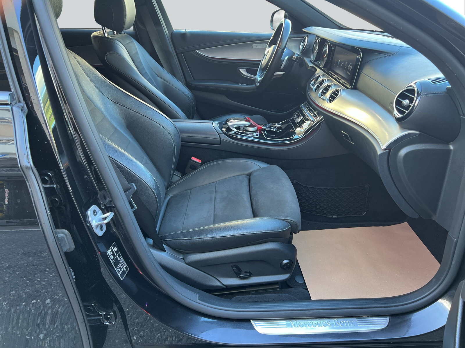 MERCEDES-BENZ E 220 d Swiss Star AMG Line 4Matic 9G-Tronic-image-10