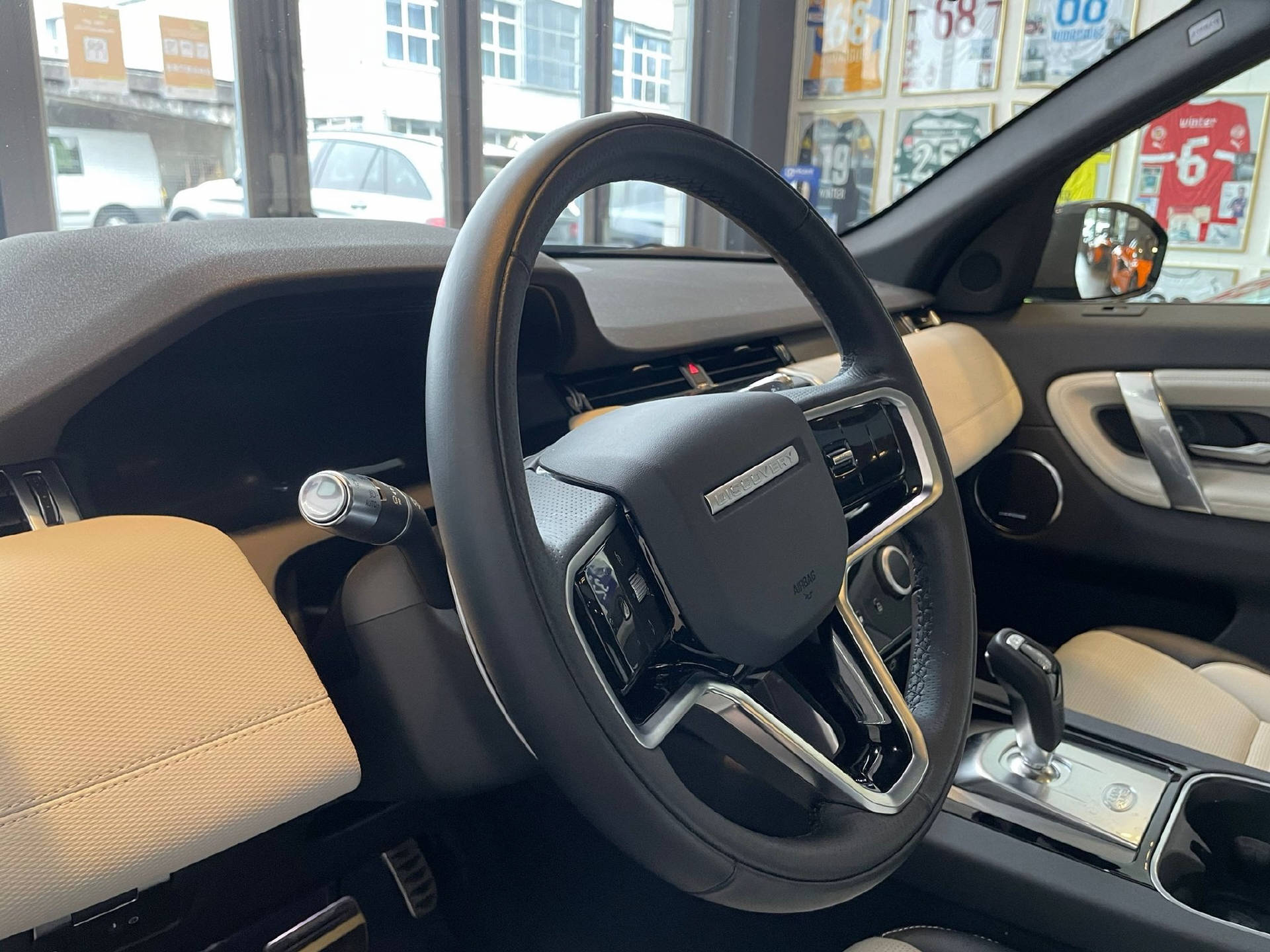 LAND ROVER Discovery Sport 1.5 T 300e R-Dynamic SE-image-9