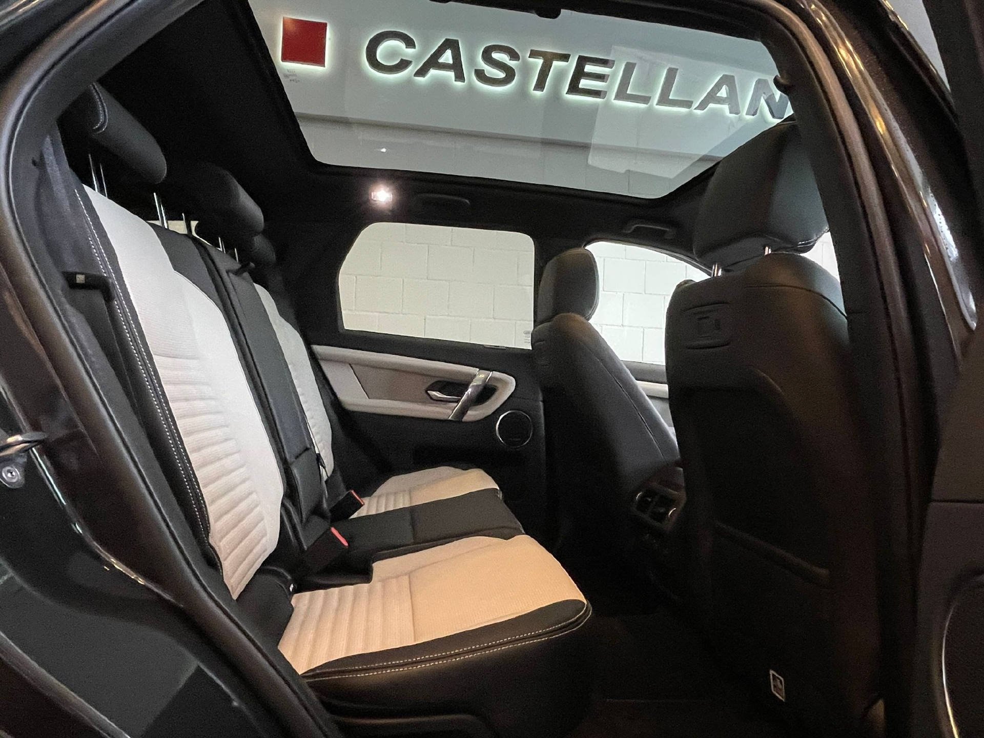 LAND ROVER Discovery Sport 1.5 T 300e R-Dynamic SE-image-8