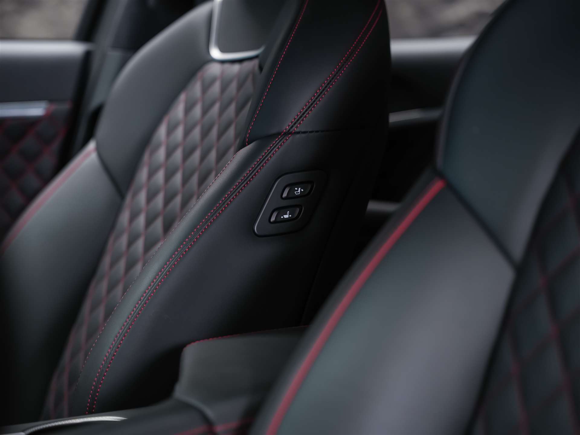 GENESIS G70 2.0 TGDI Sport AT8 AWD *ALL BLACK*Werksgarantie*Lenkradheizung*Sitzbelüftung*Head-Up*-image-10