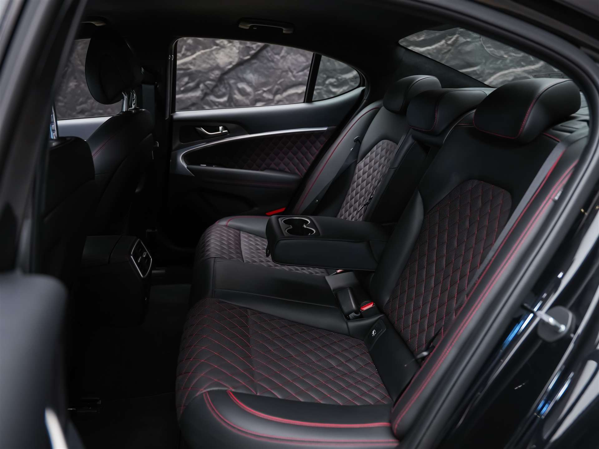 GENESIS G70 2.0 TGDI Sport AT8 AWD *ALL BLACK*Werksgarantie*Lenkradheizung*Sitzbelüftung*Head-Up*-image-13