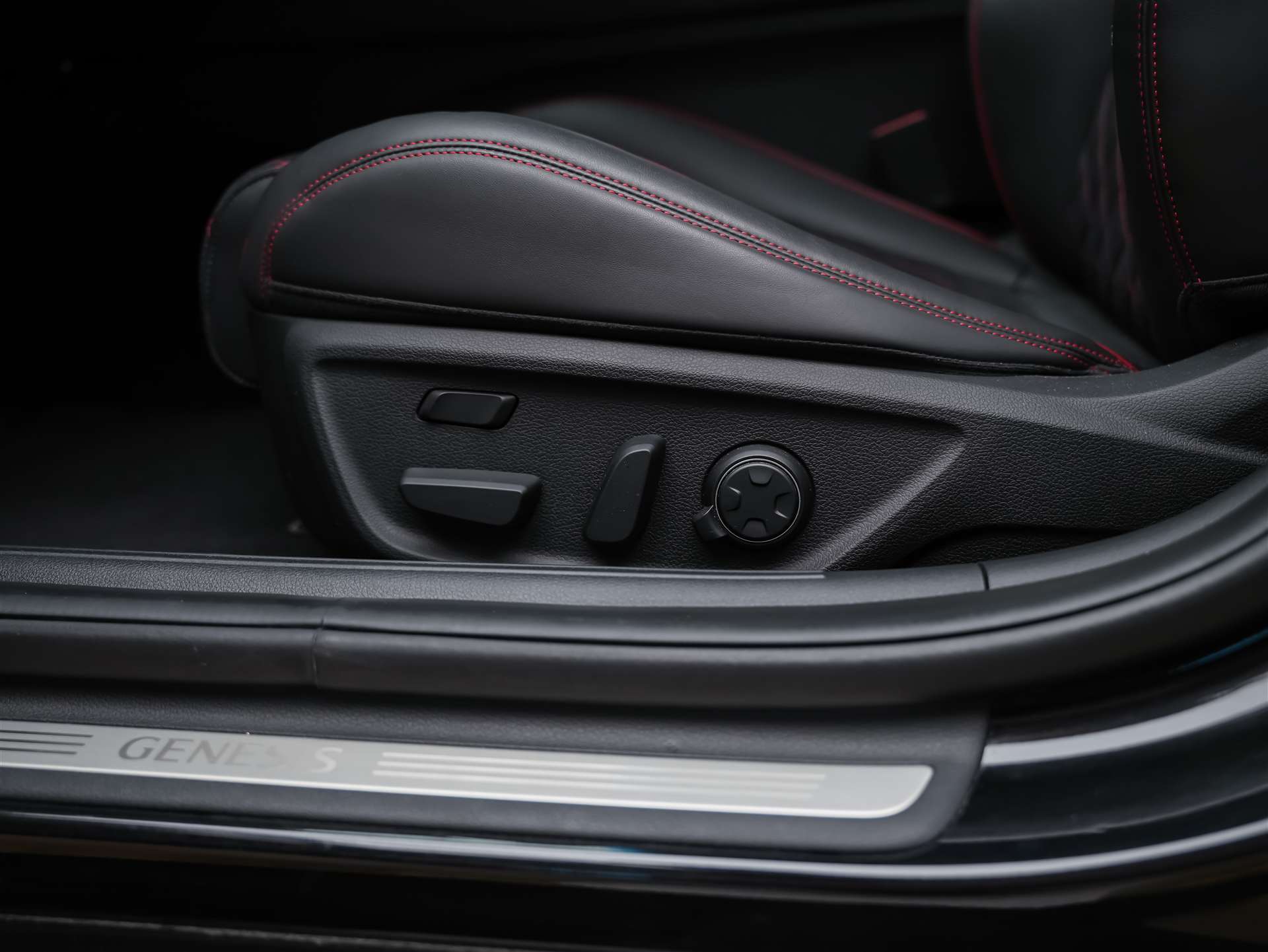 GENESIS G70 2.0 TGDI Sport AT8 AWD *ALL BLACK*Werksgarantie*Lenkradheizung*Sitzbelüftung*Head-Up*-image-28