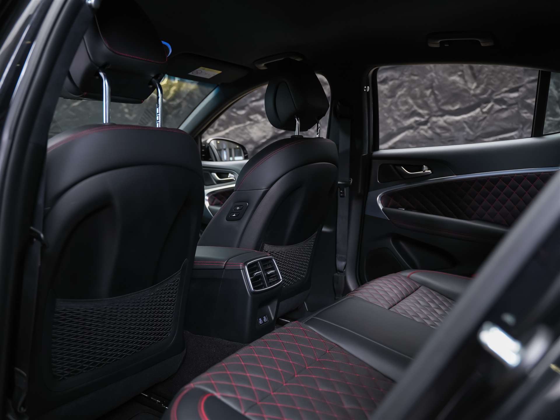 GENESIS G70 2.0 TGDI Sport AT8 AWD *ALL BLACK*Werksgarantie*Lenkradheizung*Sitzbelüftung*Head-Up*-image-11