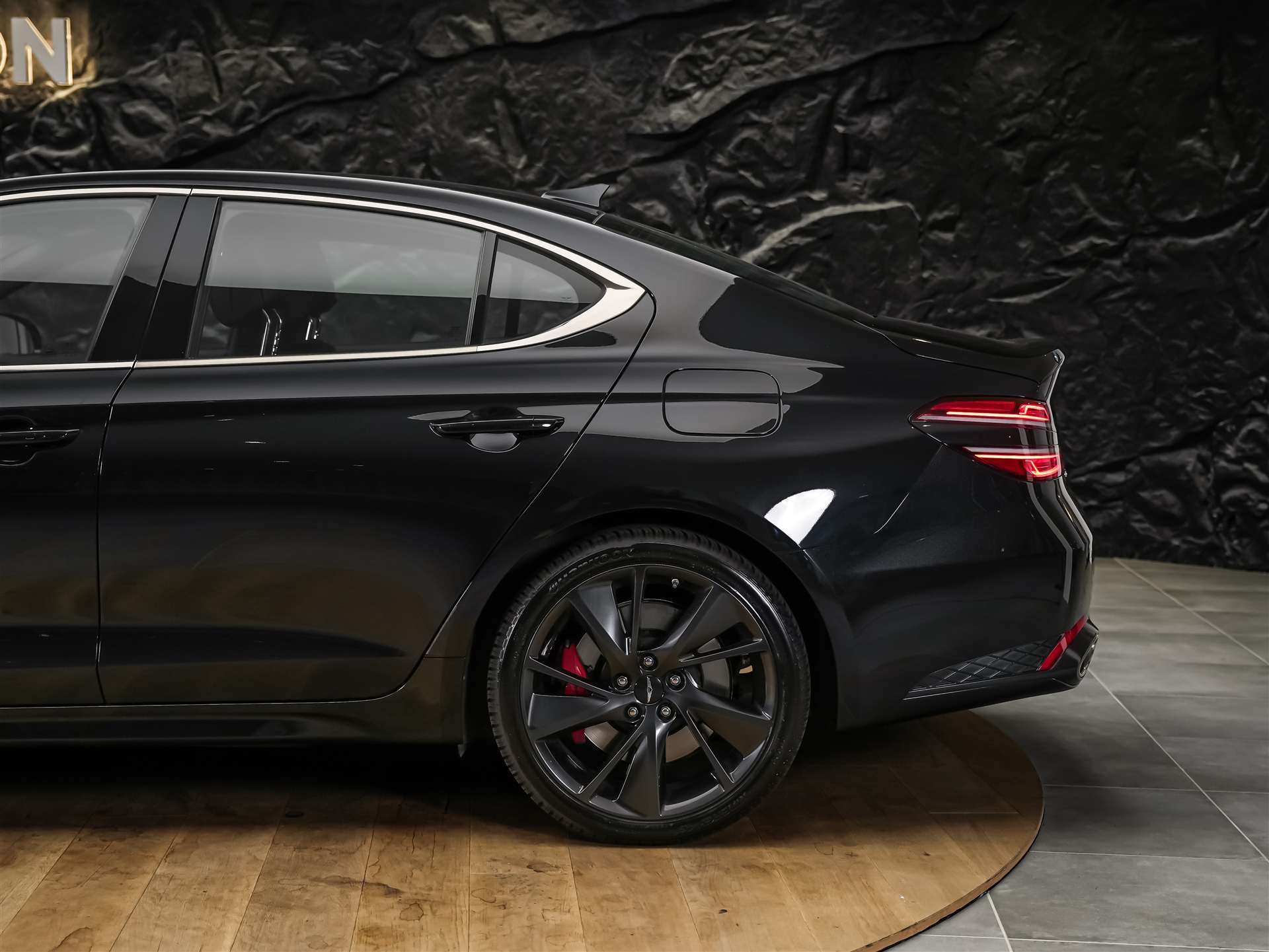 GENESIS G70 2.0 TGDI Sport AT8 AWD *ALL BLACK*Werksgarantie*Lenkradheizung*Sitzbelüftung*Head-Up*-image-17