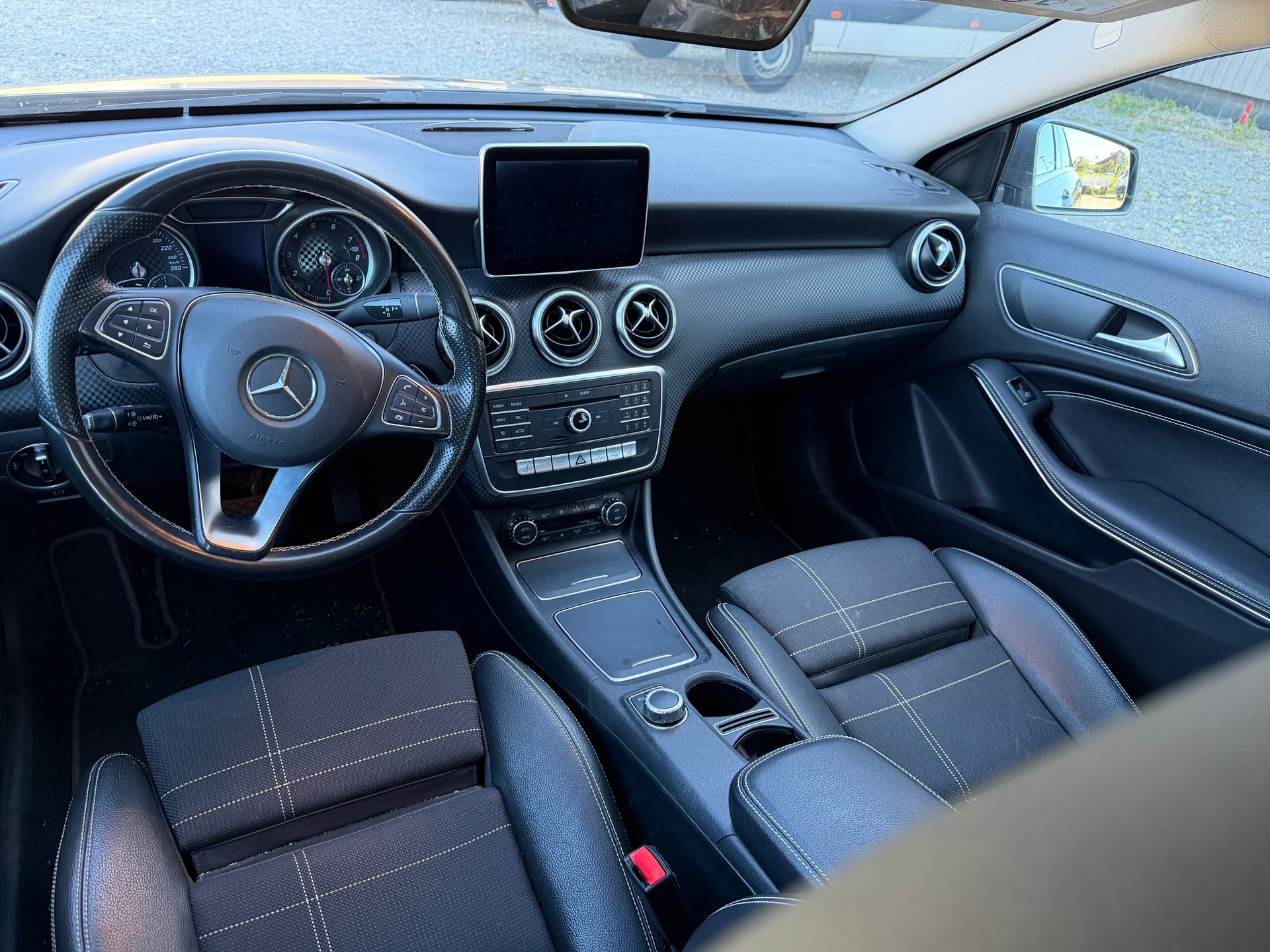 MERCEDES-BENZ A 180 Night Star 7G-DCT-image-4