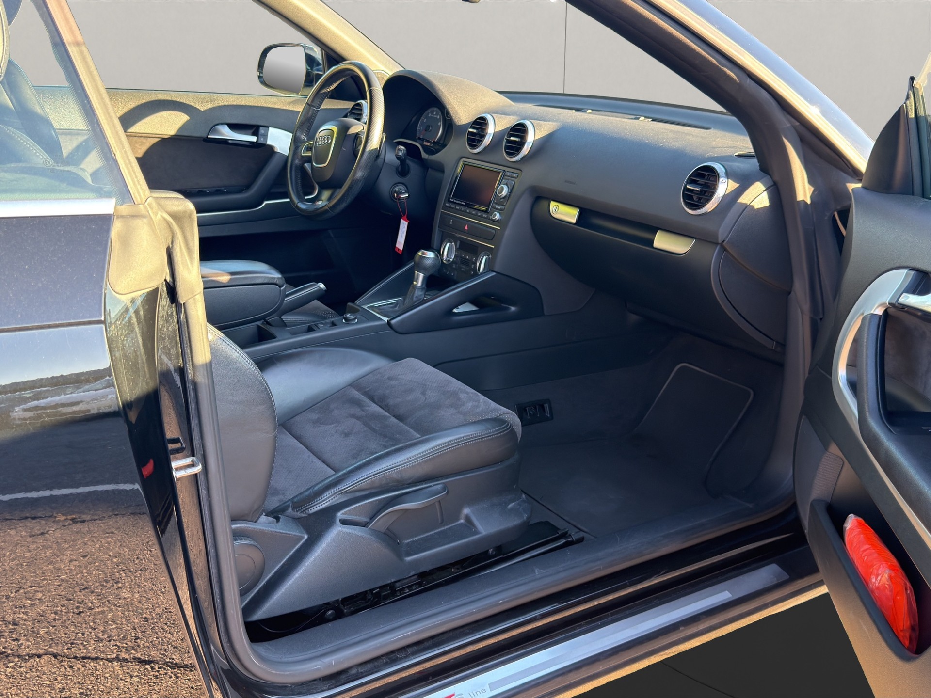 AUDI A3 Cabriolet 1.8 TFSI Ambition S-tronic-image-12