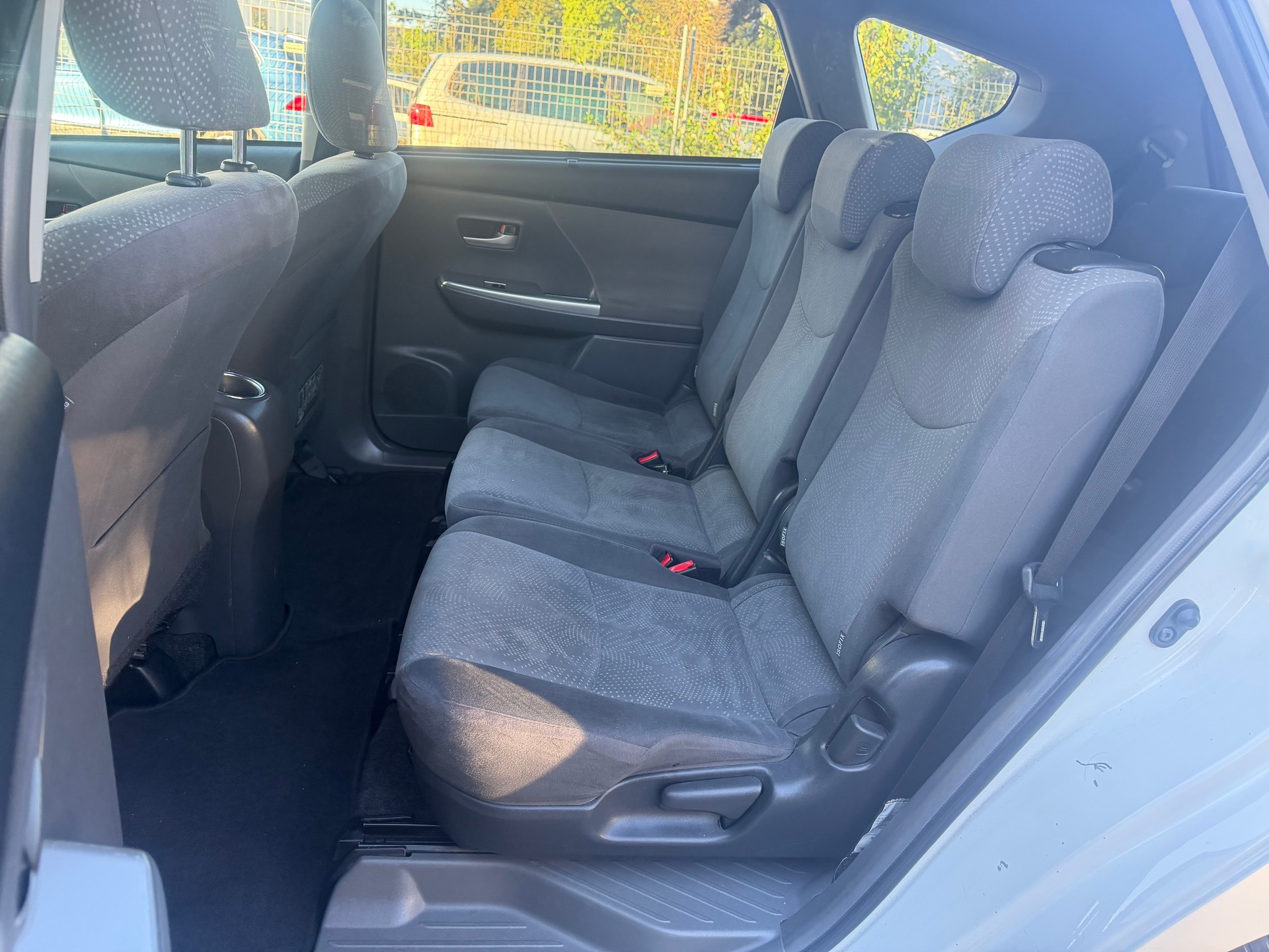 TOYOTA Prius+ 1.8 VVT-i HSD Sol Premium ** 7-Plätzer ** Gr-Navi ** RF-Kamera ** Panorama-Glasdach ** Frisch Ab MFK 12.10.2026-image-2