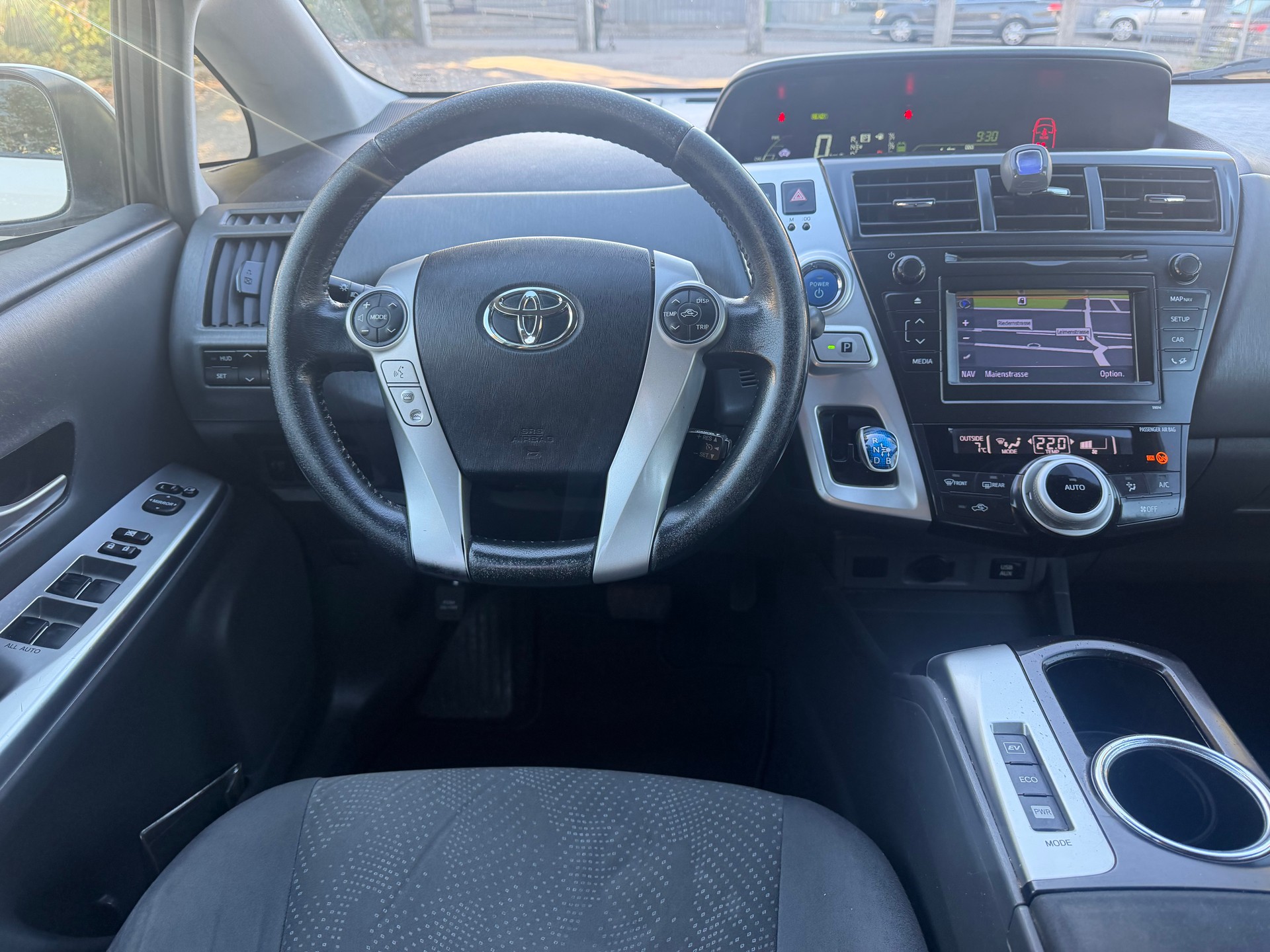 TOYOTA Prius+ 1.8 VVT-i HSD Sol Premium ** 7-Plätzer ** Gr-Navi ** RF-Kamera ** Panorama-Glasdach ** Frisch Ab MFK 12.10.2026-image-3