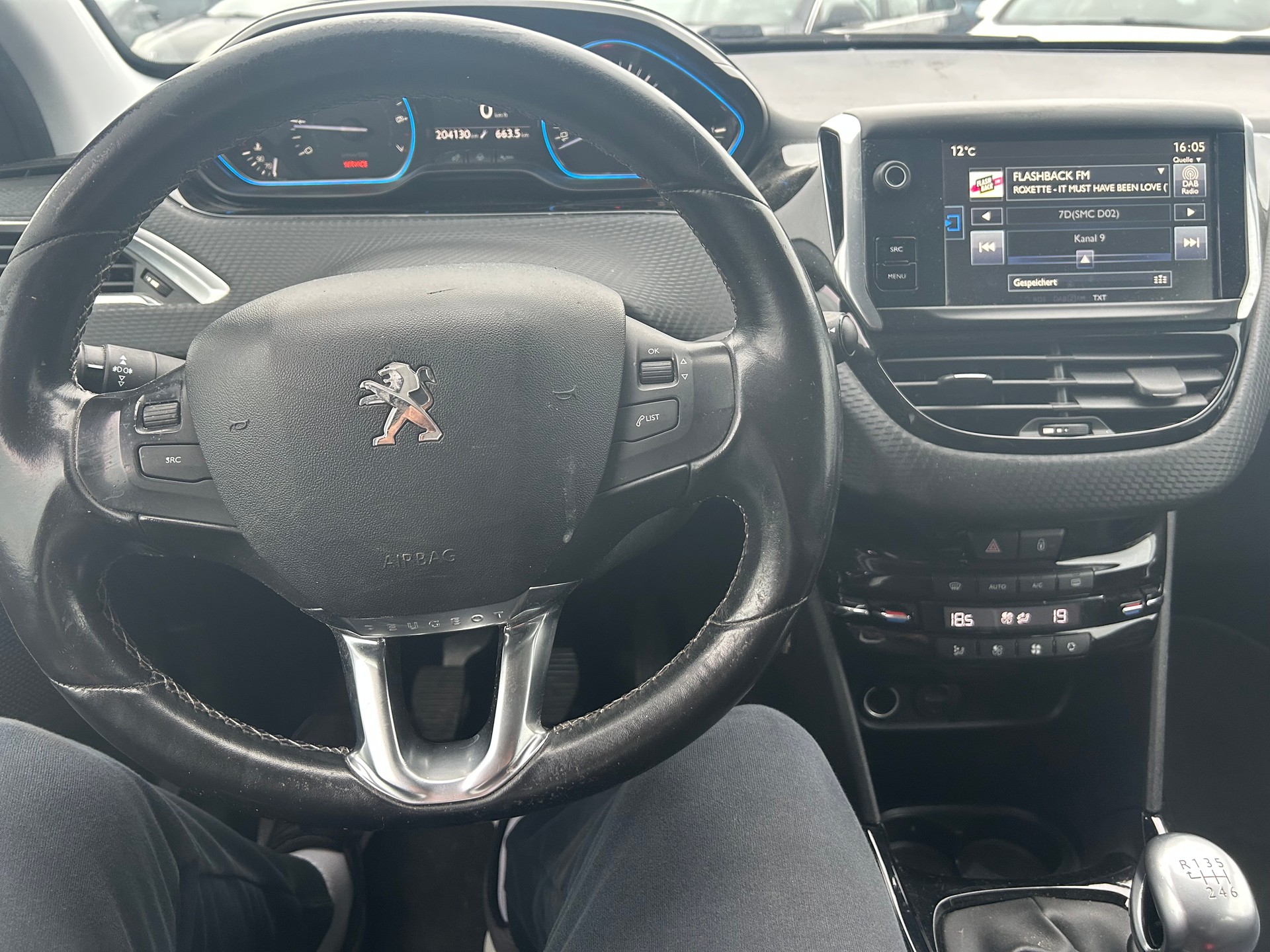 PEUGEOT 2008 1.2 PureTech Féline-image-6
