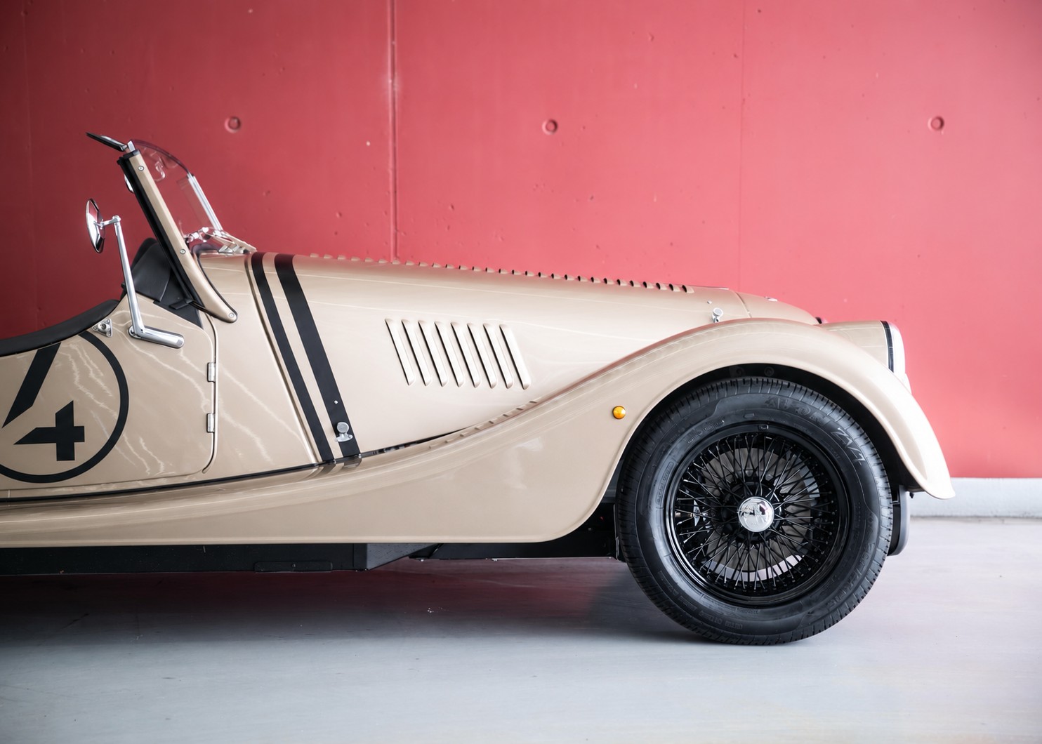 Image MORGAN 4-4 Plus Four 2.0 Automatic Bespoke (Swiss new car, Selene Bronze Aston Martin paint, 36-month warranty, delivery March 27)