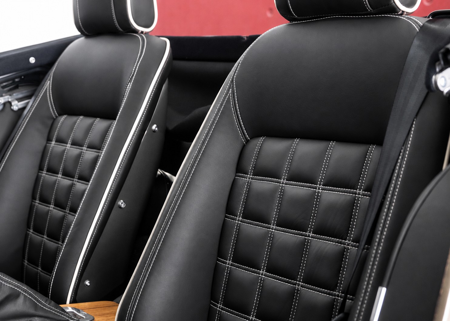Image MORGAN 4-4 Plus Four 2.0 Automatic Bespoke (Swiss new car, Selene Bronze Aston Martin paint, 36-month warranty, delivery March 27)