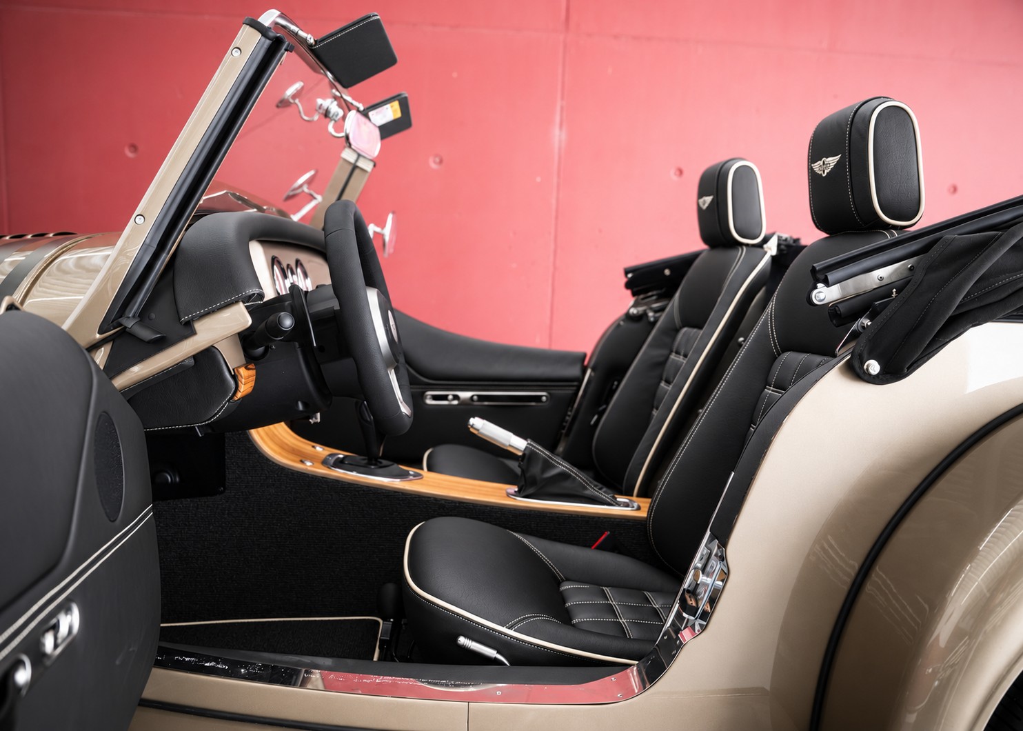 Image MORGAN 4-4 Plus Four 2.0 Automatic Bespoke (Swiss new car, Selene Bronze Aston Martin paint, 36-month warranty, delivery March 27)