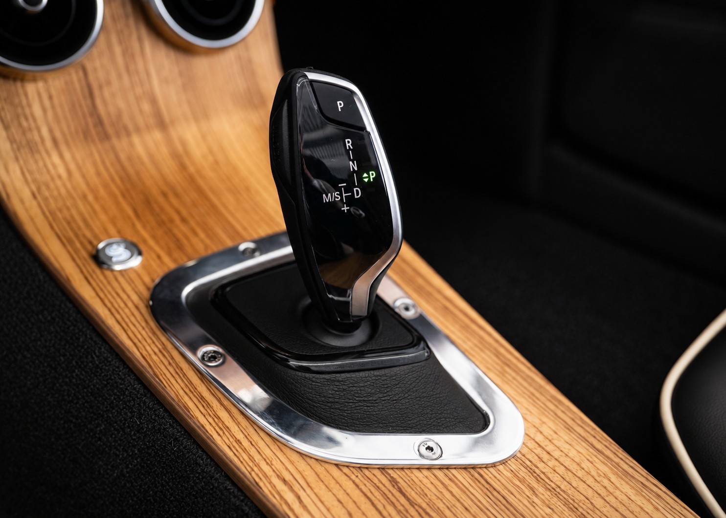 Image MORGAN 4-4 Plus Four 2.0 Automatic Bespoke (Swiss new car, Selene Bronze Aston Martin paint, 36-month warranty, delivery March 27)