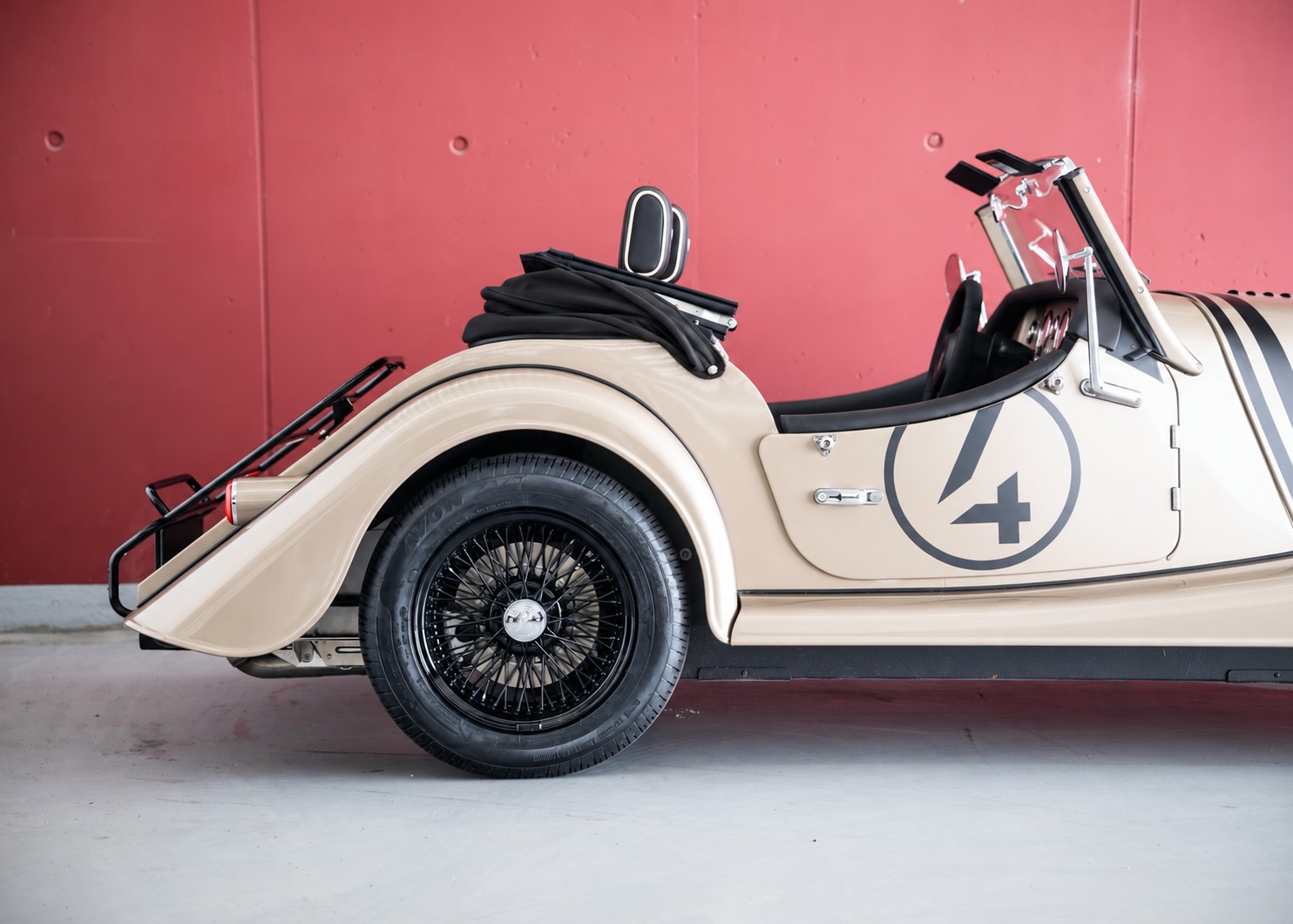 Image MORGAN 4-4 Plus Four 2.0 Automatic Bespoke (Swiss new car, Selene Bronze Aston Martin paint, 36-month warranty, delivery March 27)