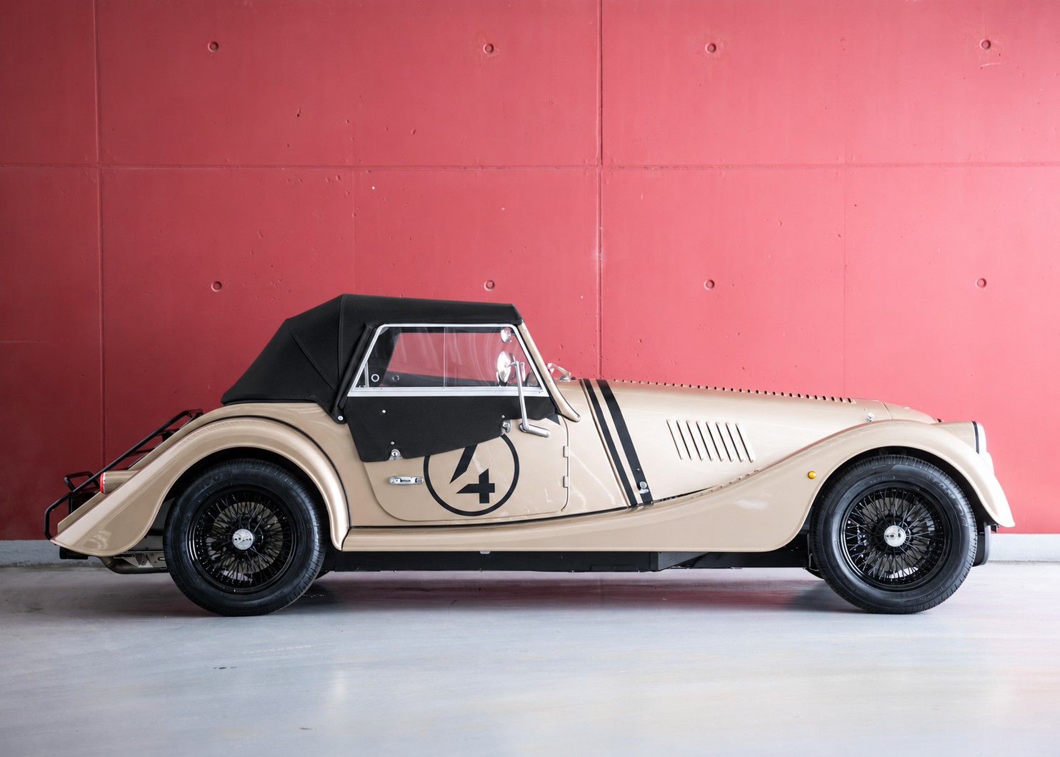 Image MORGAN 4-4 Plus Four 2.0 Automatic Bespoke (Swiss new car, Selene Bronze Aston Martin paint, 36-month warranty, delivery March 27)