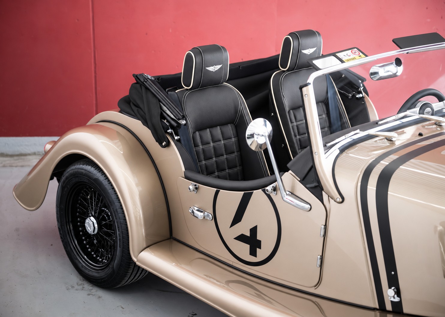 Image MORGAN 4-4 Plus Four 2.0 Automatic Bespoke (Swiss new car, Selene Bronze Aston Martin paint, 36-month warranty, delivery March 27)