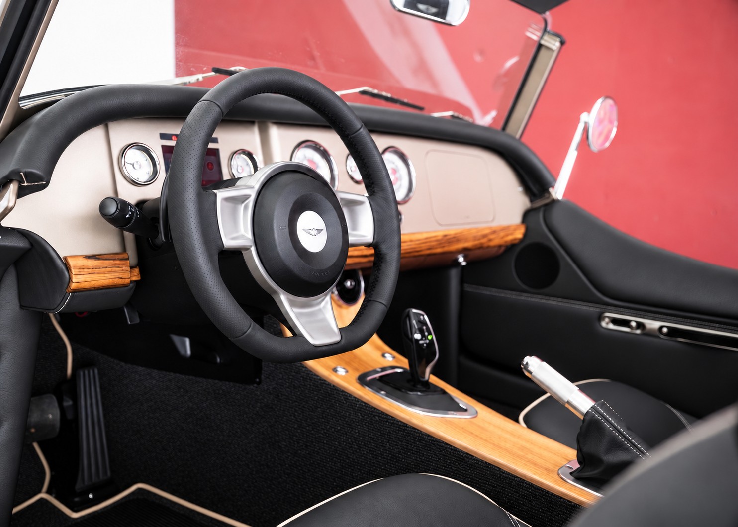 Image MORGAN 4-4 Plus Four 2.0 Automatic Bespoke (Swiss new car, Selene Bronze Aston Martin paint, 36-month warranty, delivery March 27)