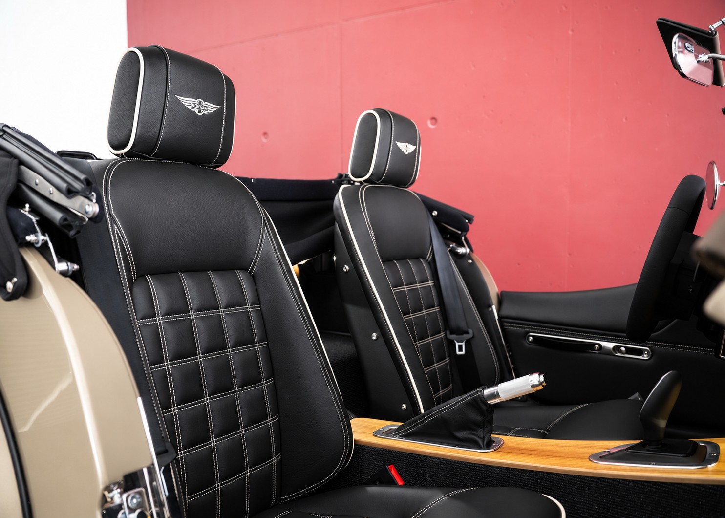 Image MORGAN 4-4 Plus Four 2.0 Automatic Bespoke (Swiss new car, Selene Bronze Aston Martin paint, 36-month warranty, delivery March 27)