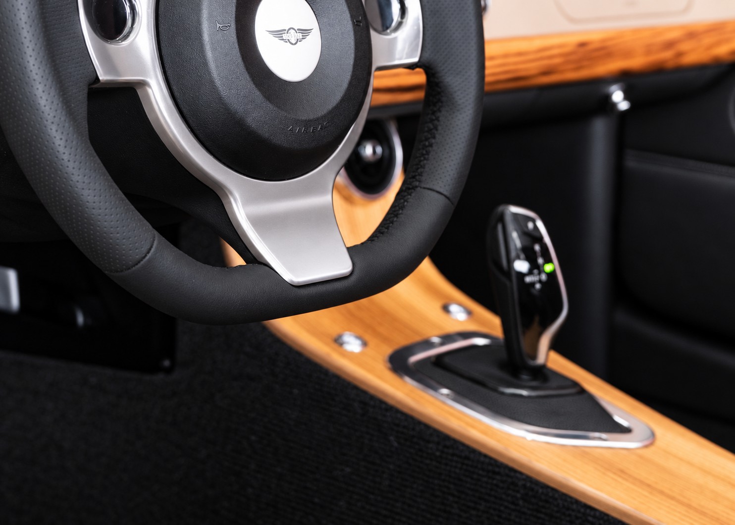 Image MORGAN 4-4 Plus Four 2.0 Automatic Bespoke (Swiss new car, Selene Bronze Aston Martin paint, 36-month warranty, delivery March 27)