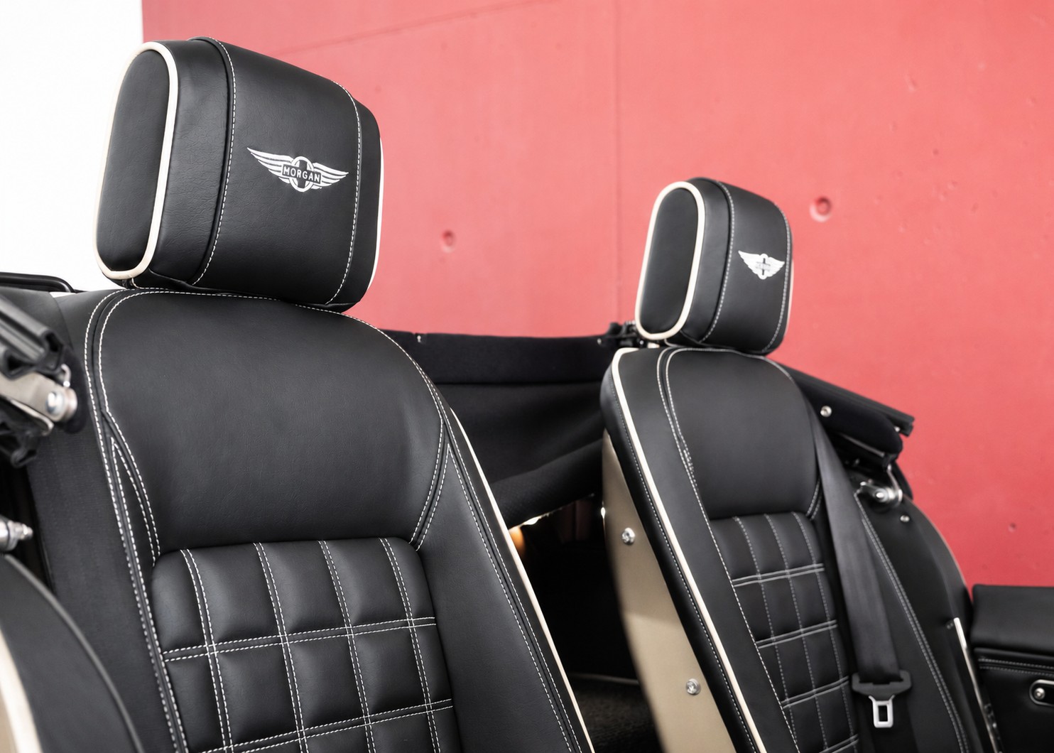 Image MORGAN 4-4 Plus Four 2.0 Automatic Bespoke (Swiss new car, Selene Bronze Aston Martin paint, 36-month warranty, delivery March 27)