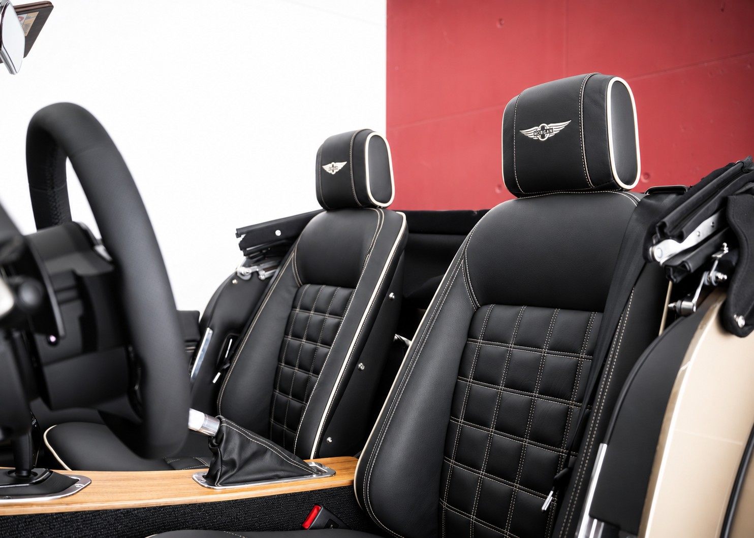Image MORGAN 4-4 Plus Four 2.0 Automatic Bespoke (Swiss new car, Selene Bronze Aston Martin paint, 36-month warranty, delivery March 27)